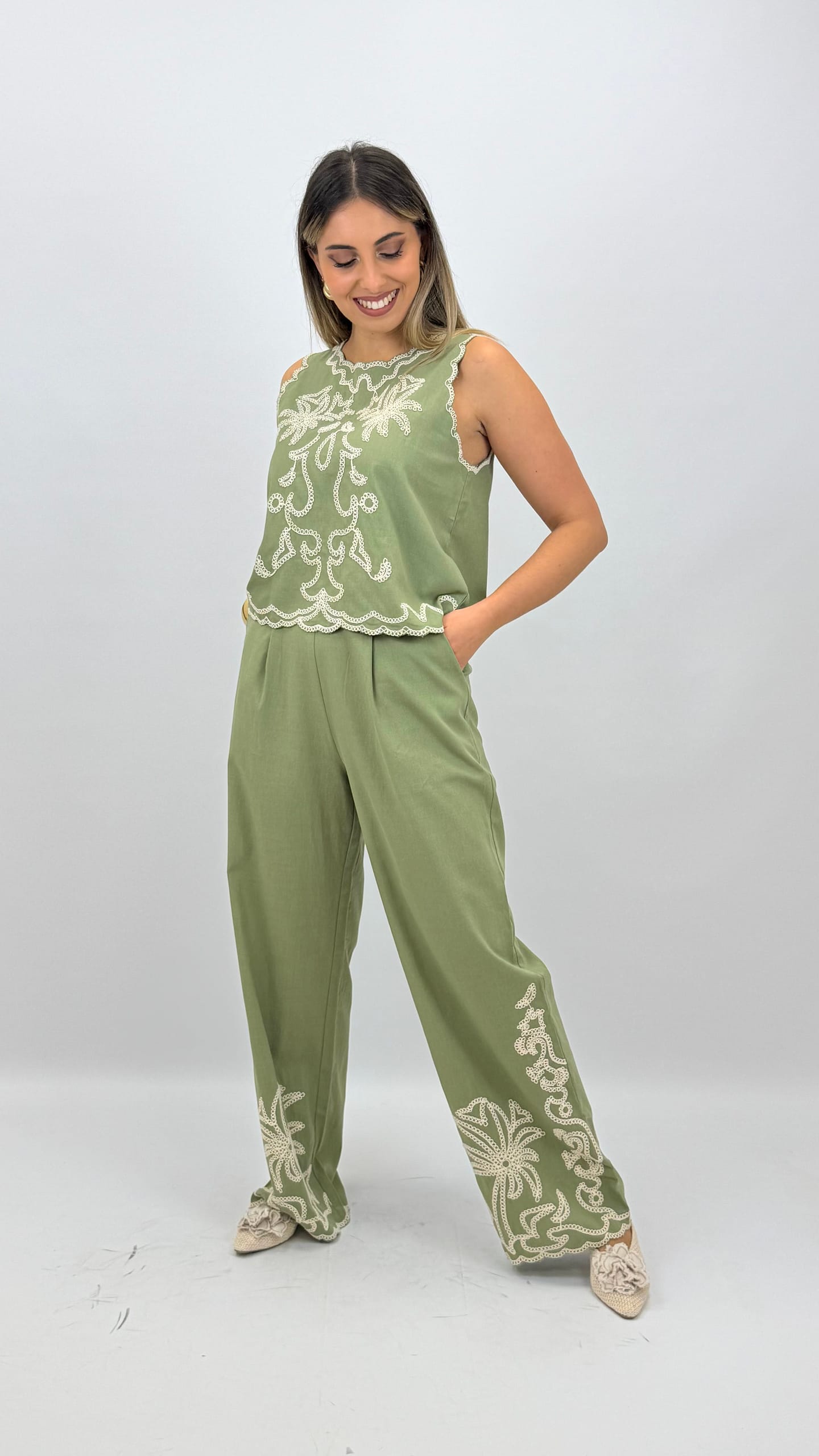 Conjunto verde-oliva com bordado creme