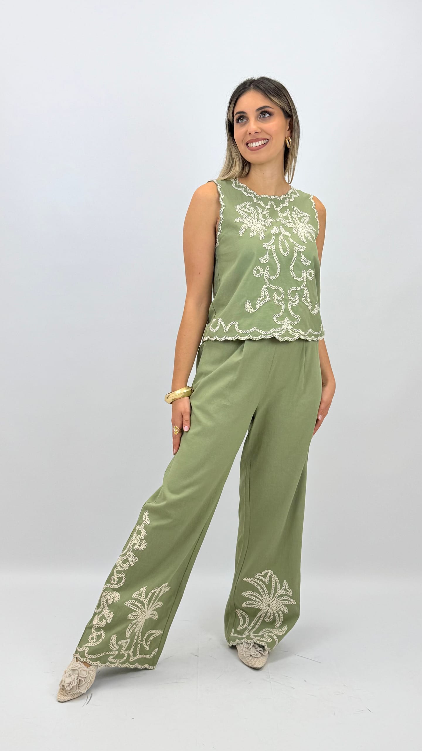 Conjunto verde-oliva com bordado creme