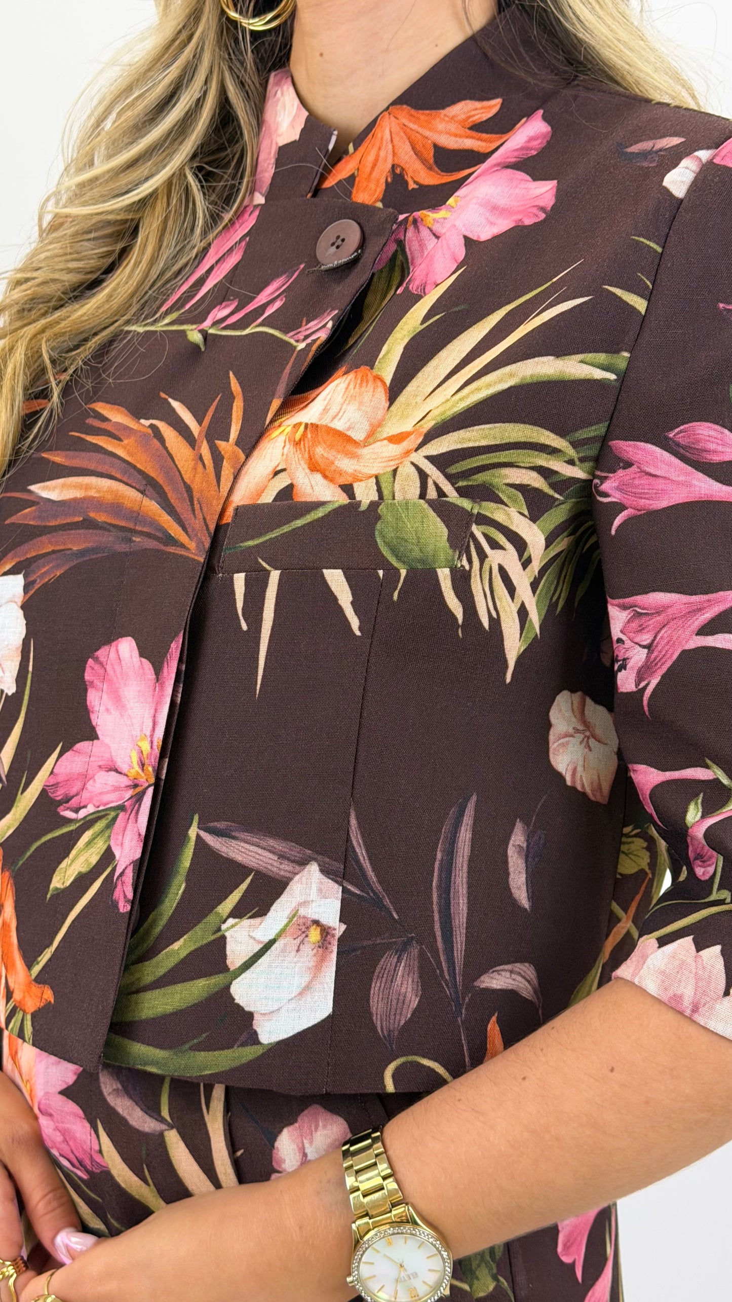 Blazer castanho com estampado floral tons verde, laranja e rosa
