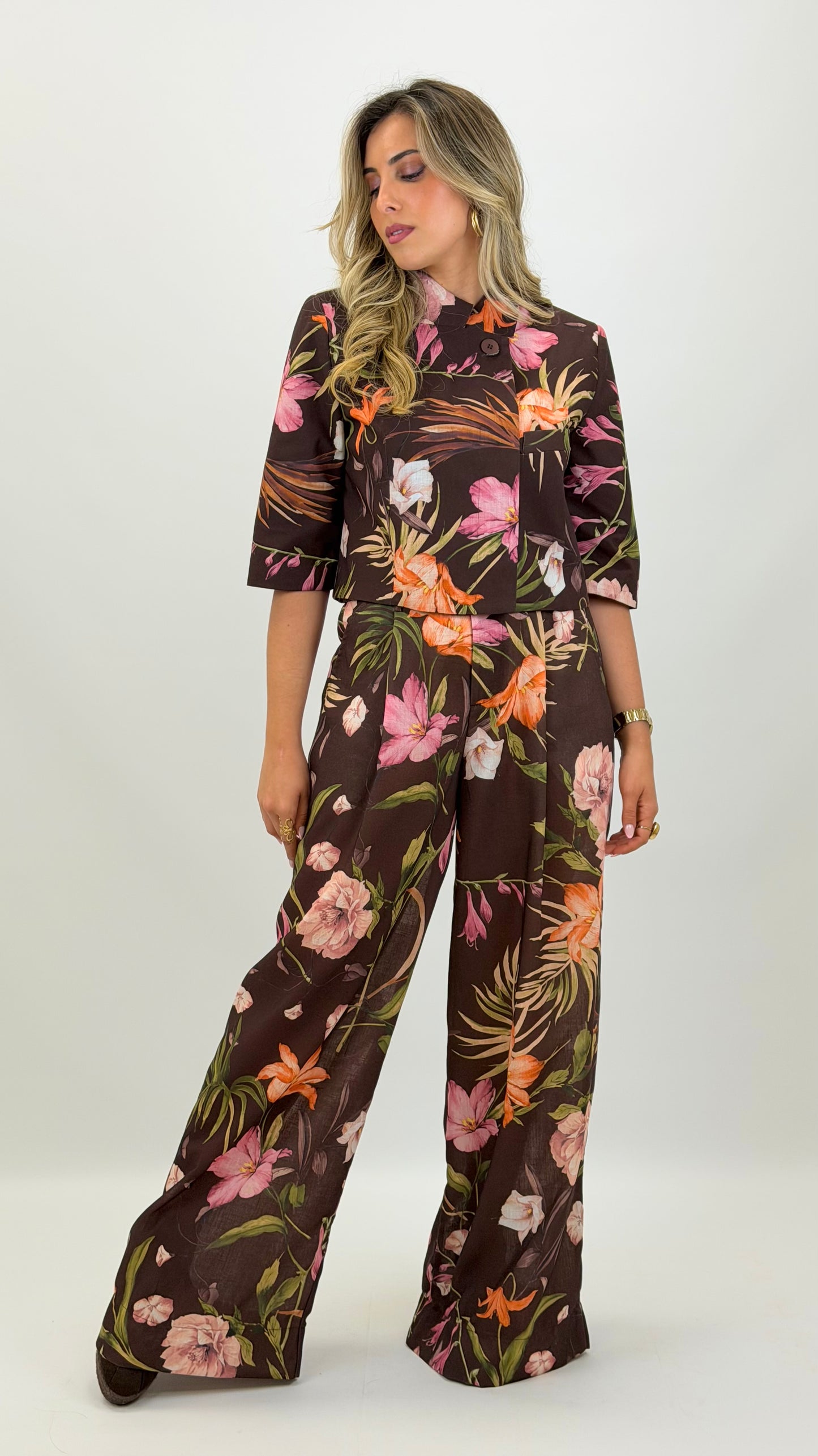 Blazer castanho com estampado floral tons verde, laranja e rosa