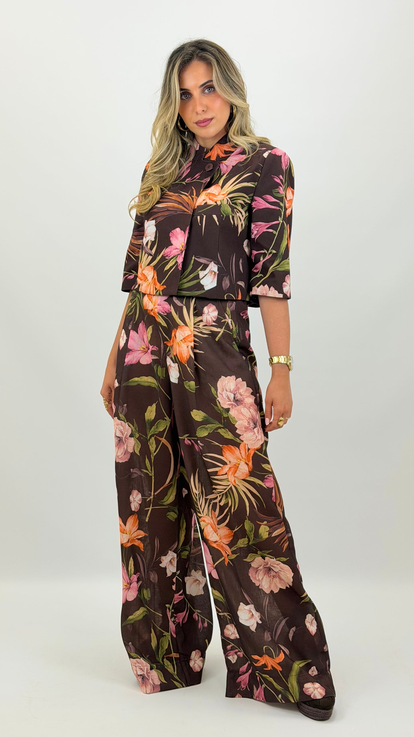 Blazer castanho com estampado floral tons verde, laranja e rosa