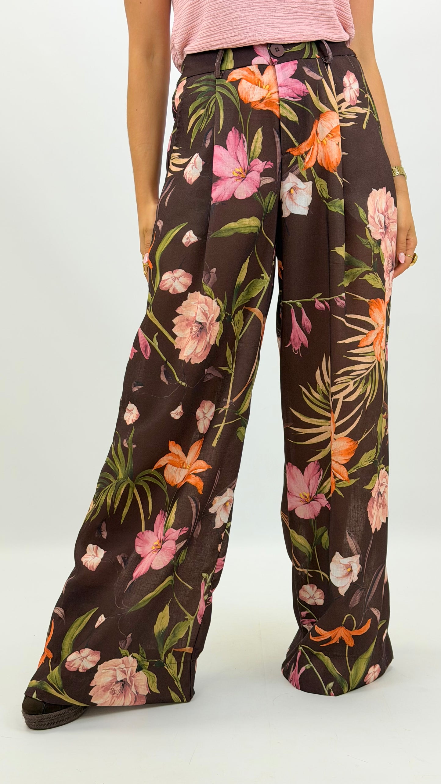 Pantalona castanha com estampado floral tons verde, laranja e rosa