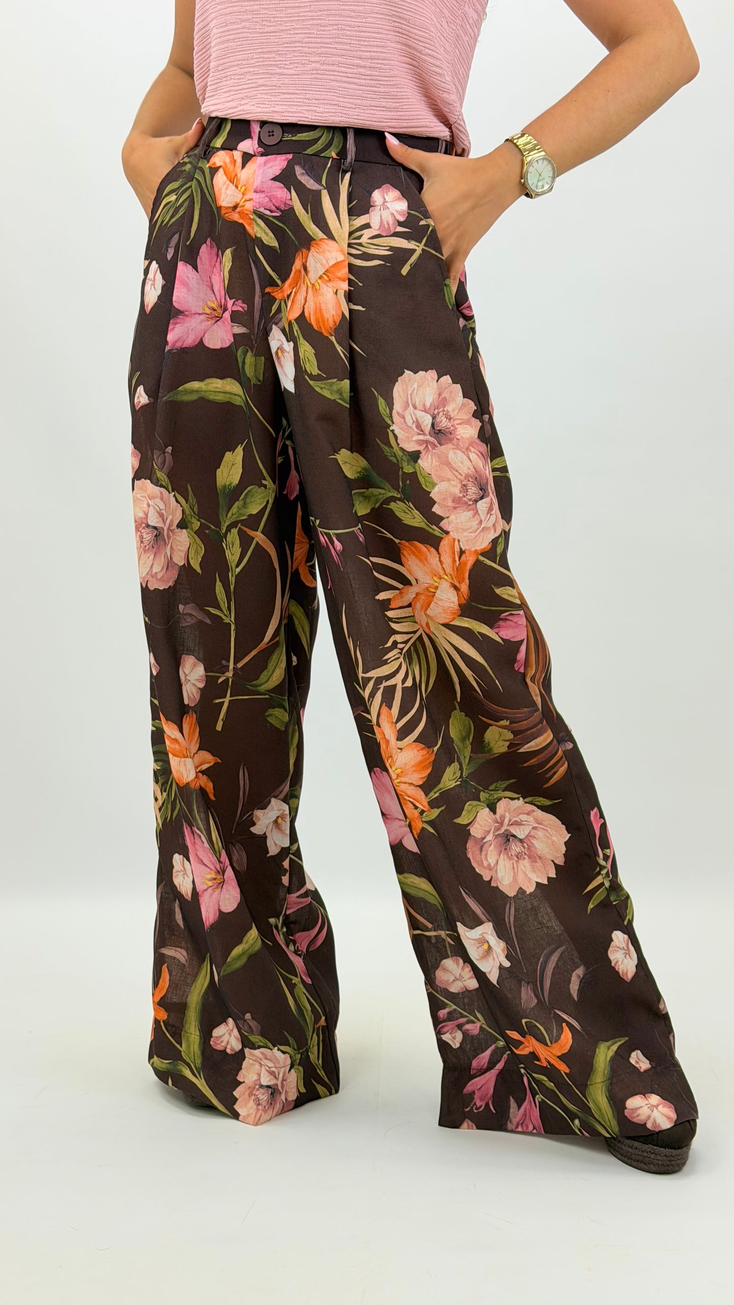 Pantalona castanha com estampado floral tons verde, laranja e rosa