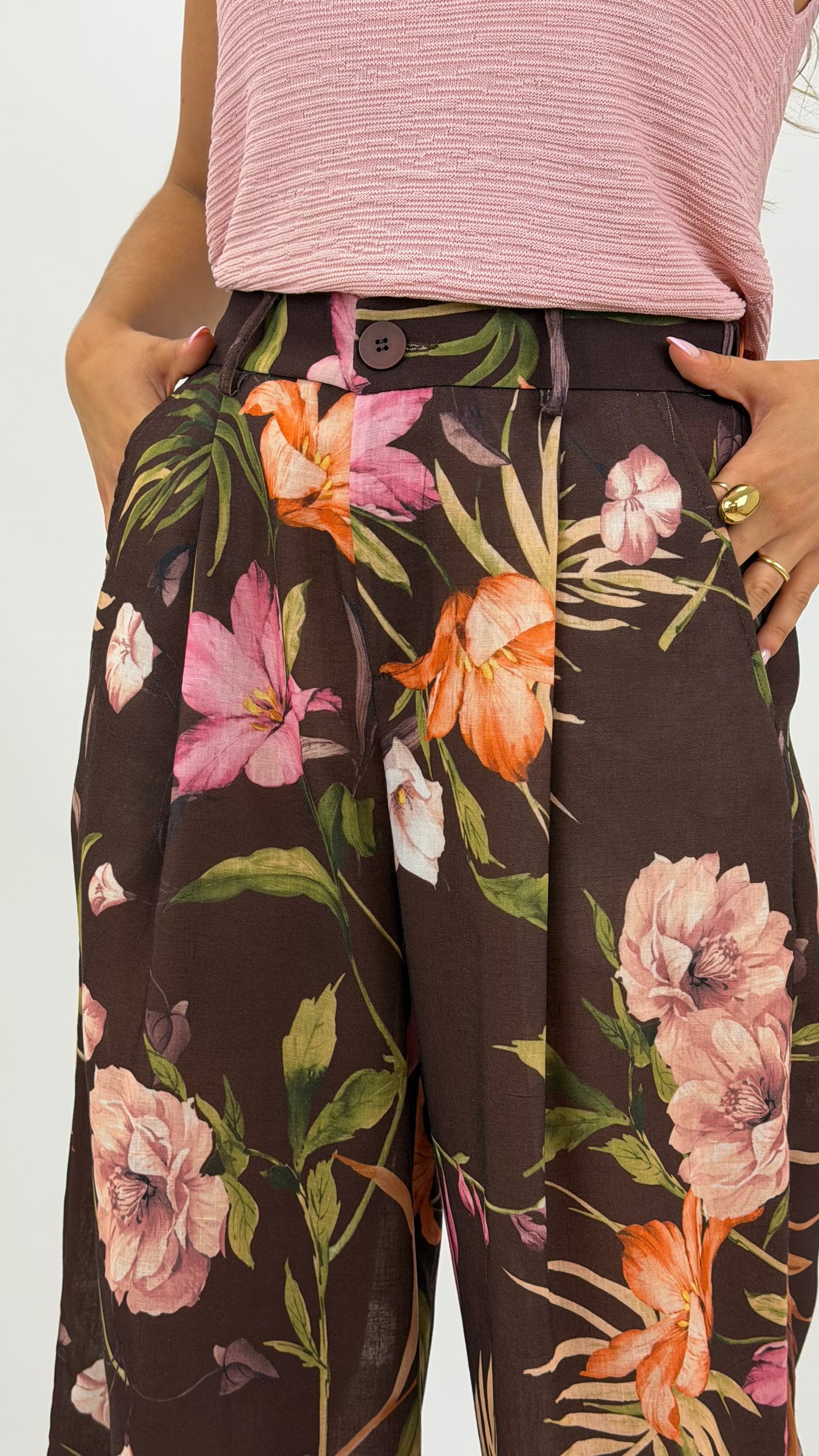 Pantalona castanha com estampado floral tons verde, laranja e rosa