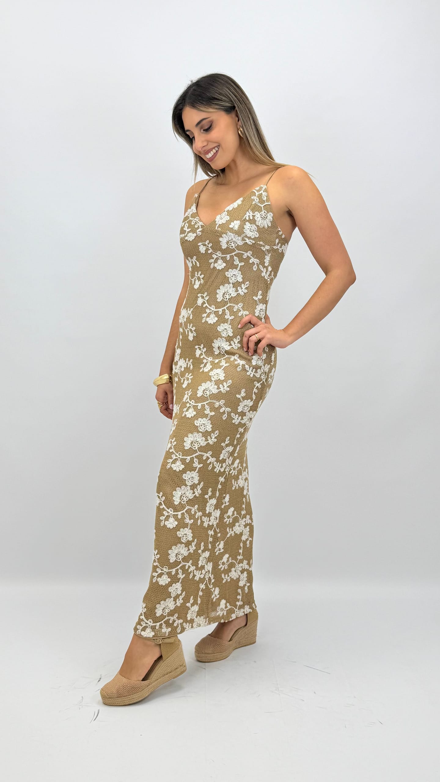 Vestido camel em crochê com bordado floral creme