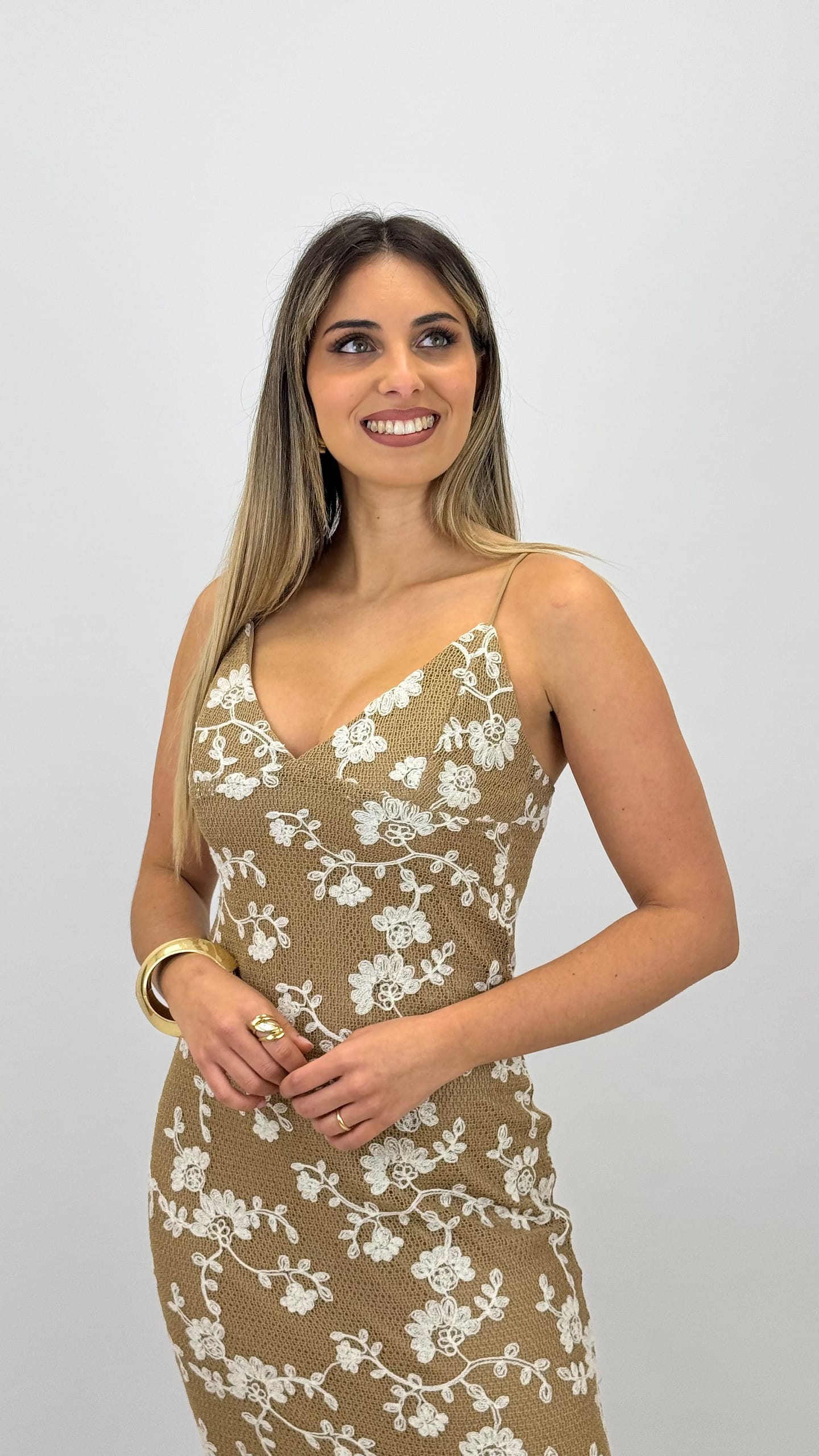 Vestido camel em crochê com bordado floral creme