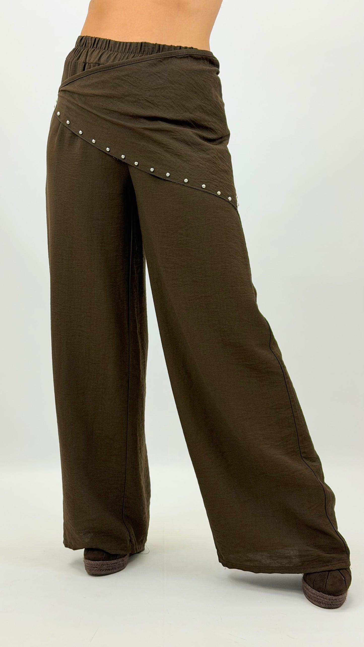 Pantalona castanha com lenço tachas