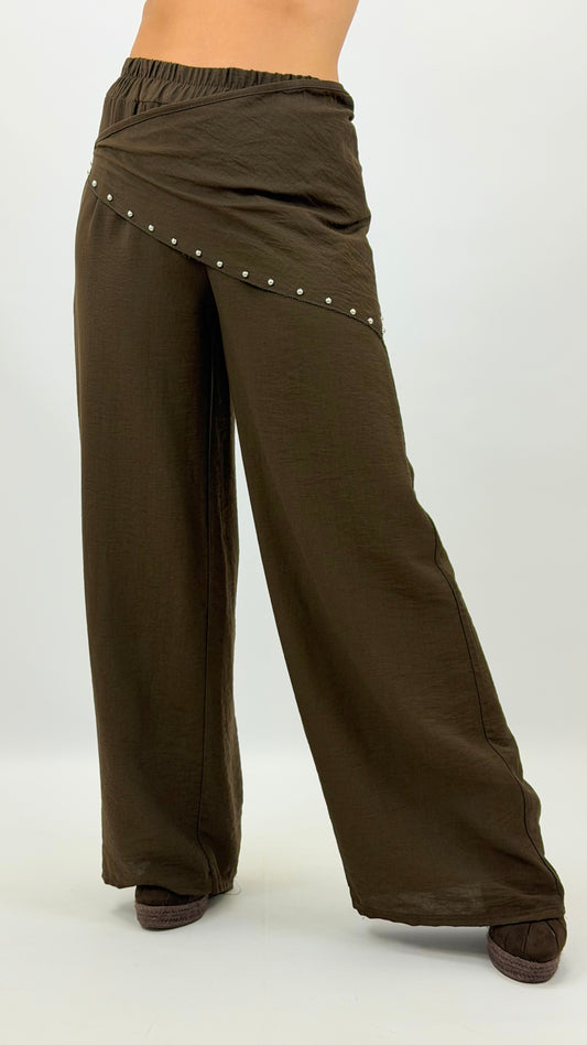 Pantalona castanha com lenço tachas