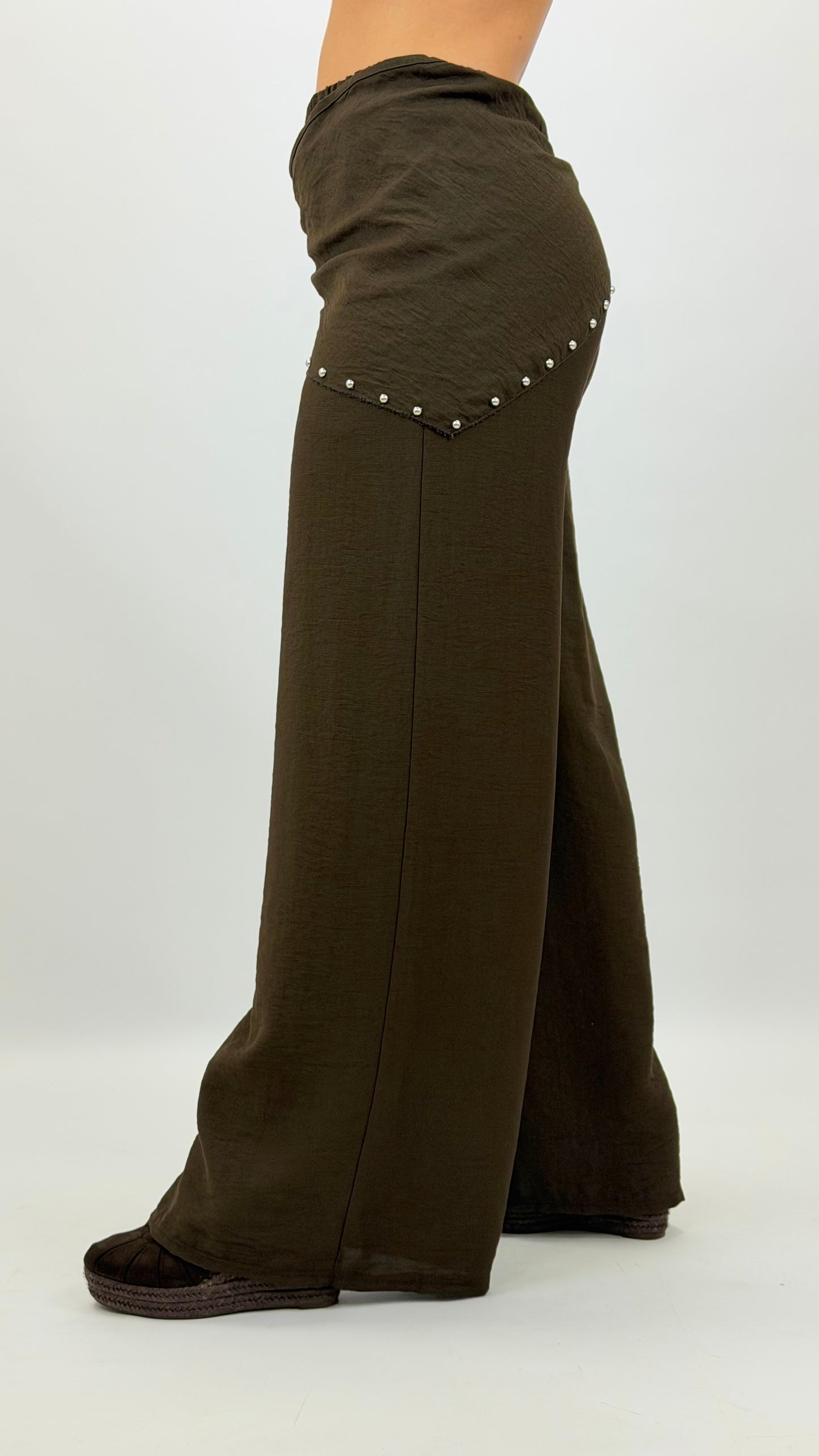 Pantalona castanha com lenço tachas