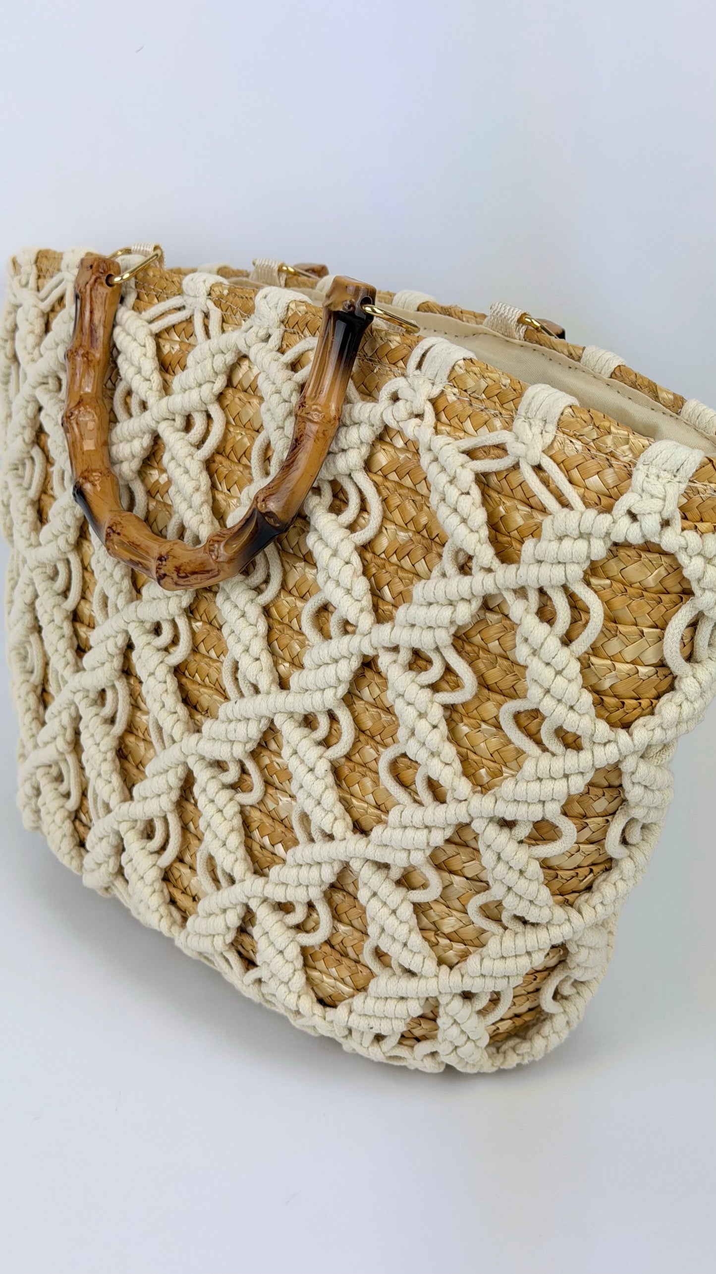 Carteira palha com crochê creme