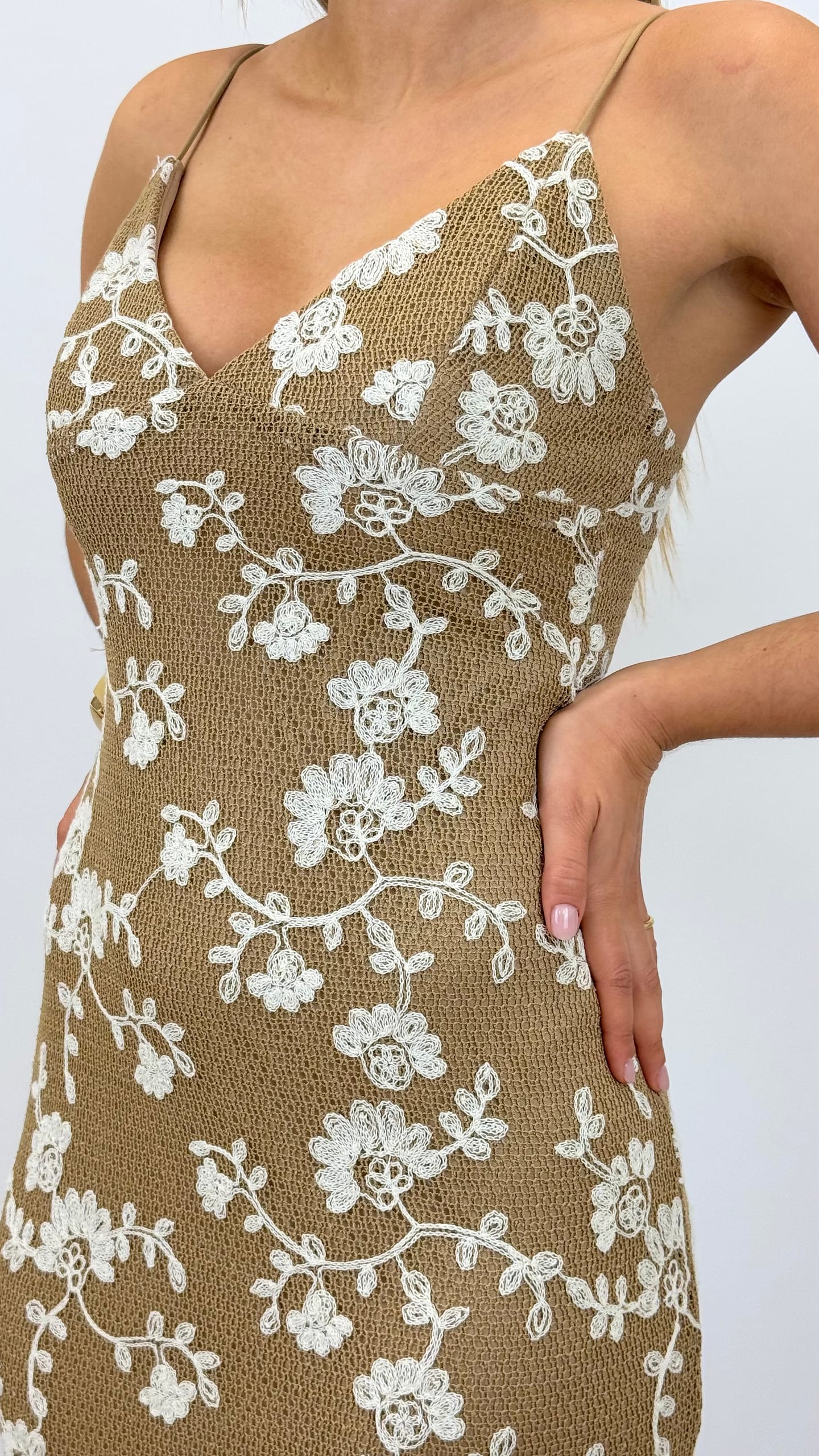 Vestido camel em crochê com bordado floral creme