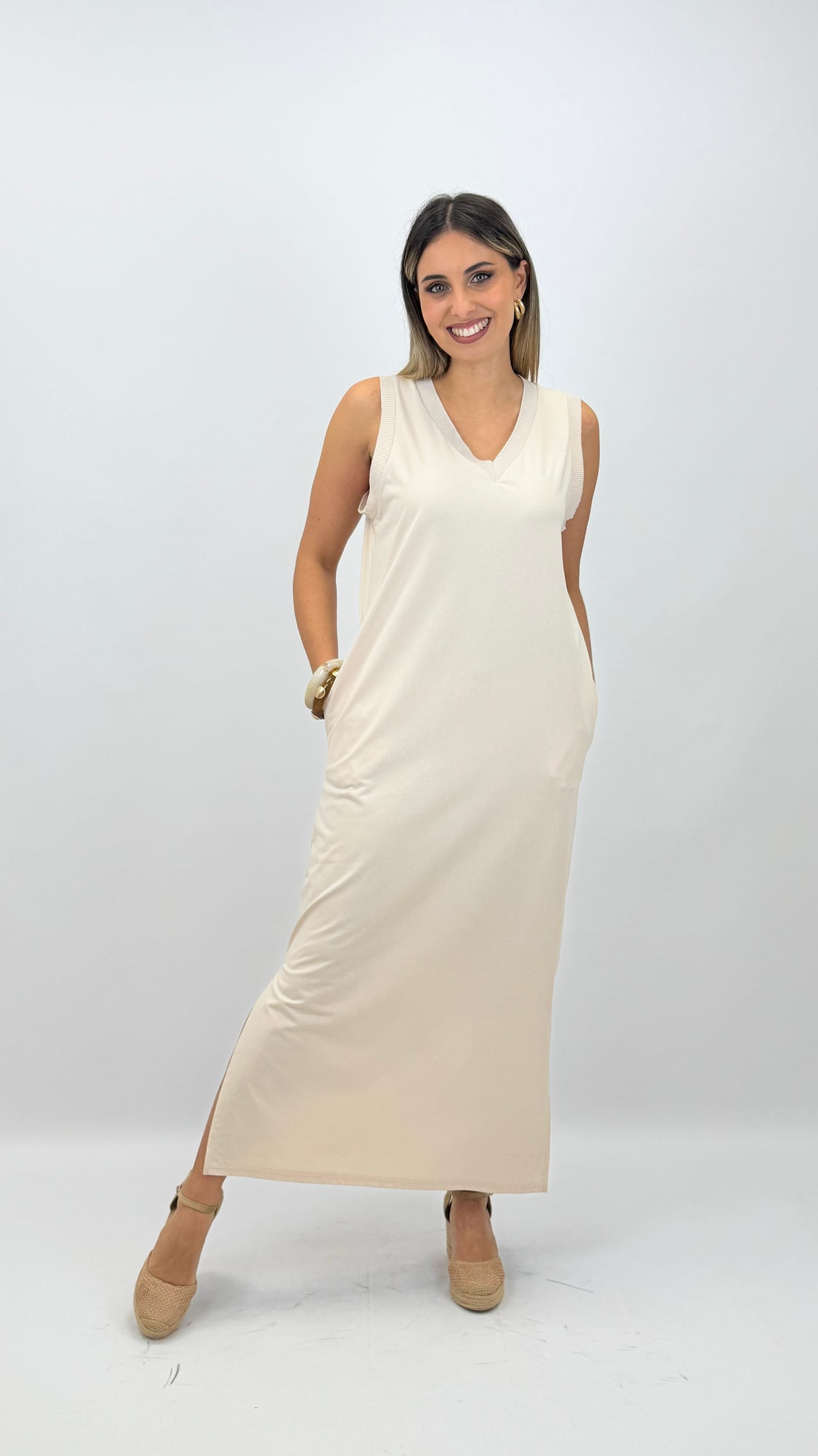 Vestido básico com bolsos Beje