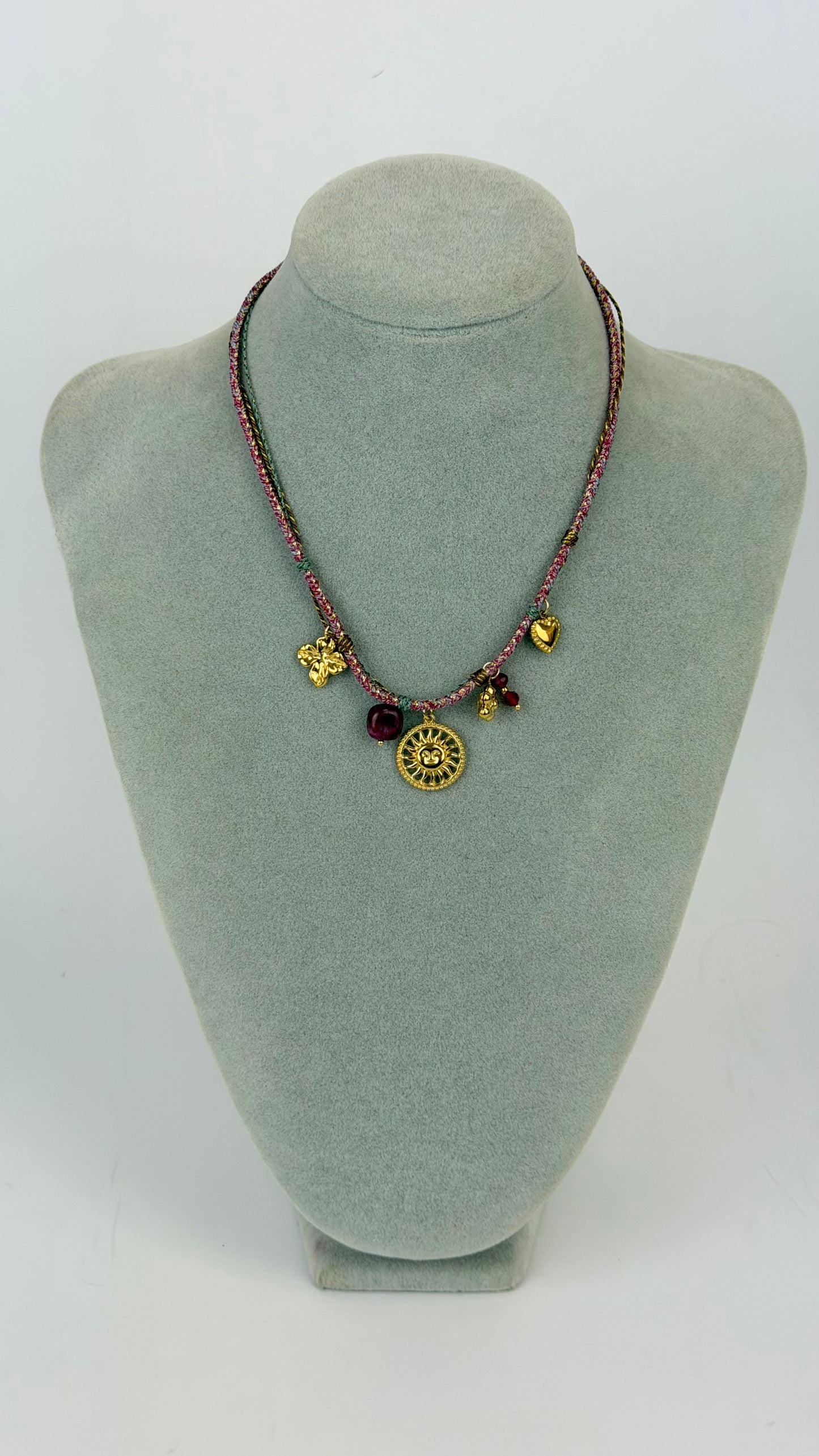 Colar corda lilás com pendentes aço dourado
