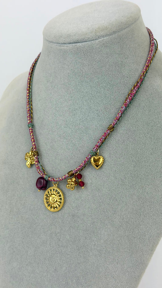 Colar corda lilás com pendentes aço dourado