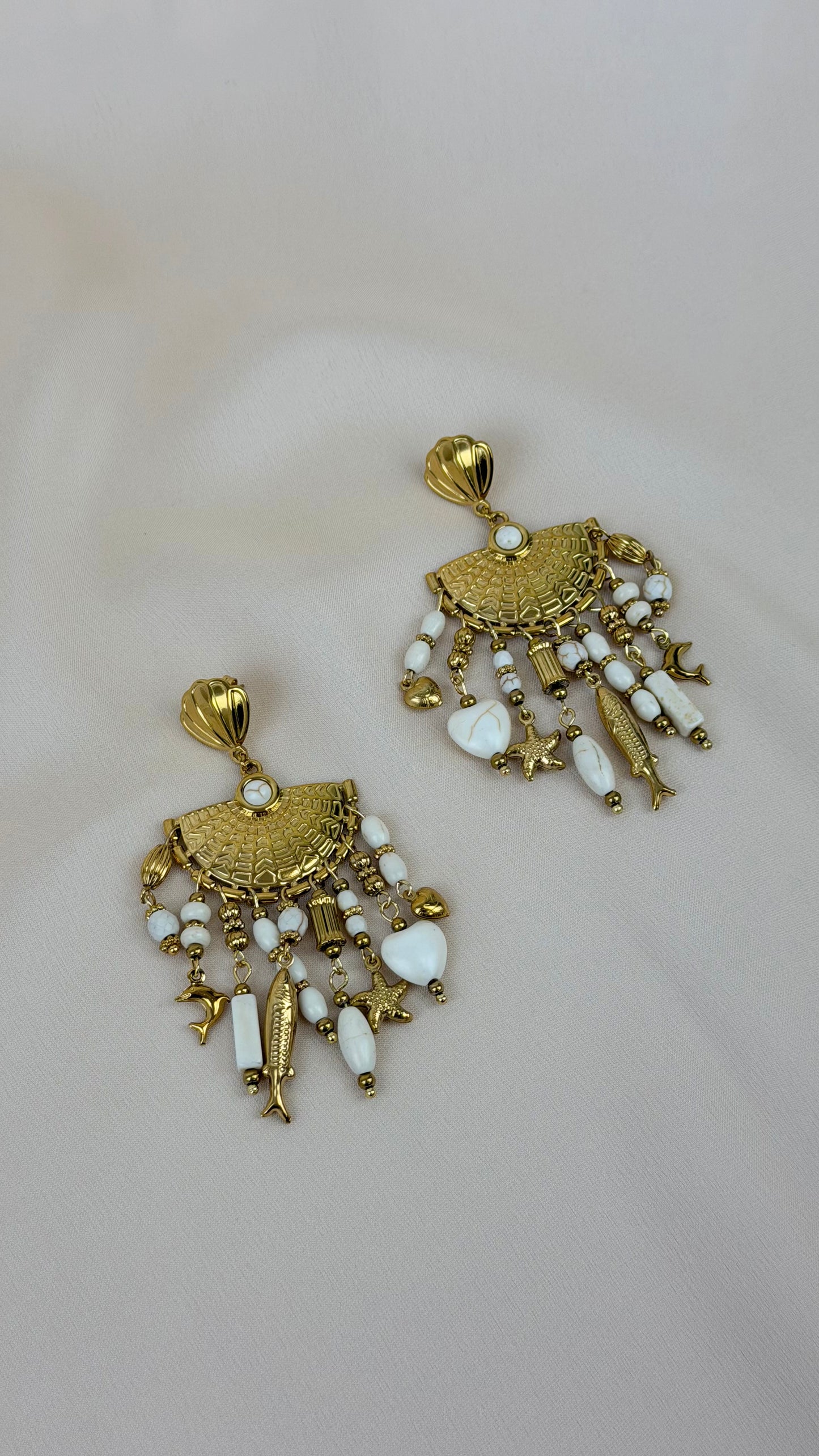 Brincos aço dourado com pendentes pérola