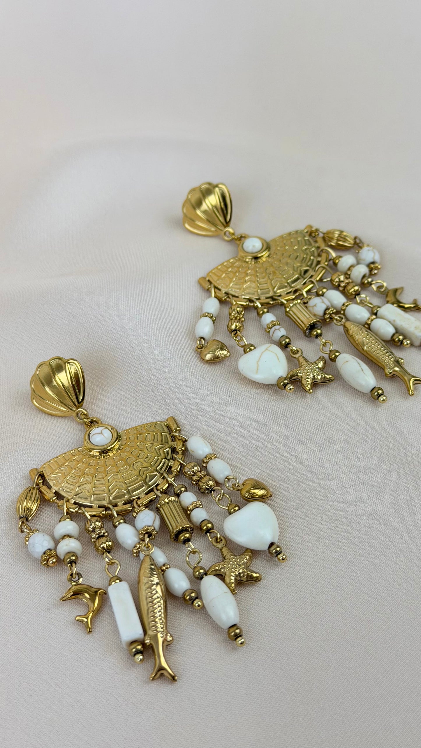 Brincos aço dourado com pendentes pérola