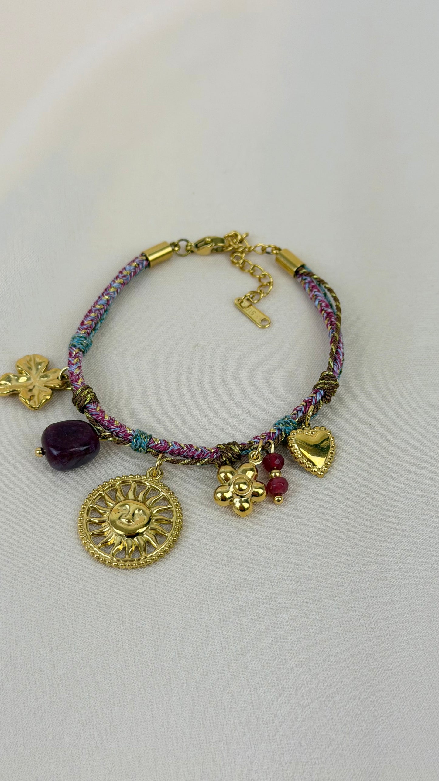 Pulseira corda lilás com pendentes aço dourado