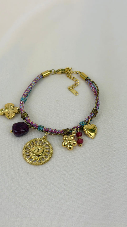 Pulseira corda lilás com pendentes aço dourado