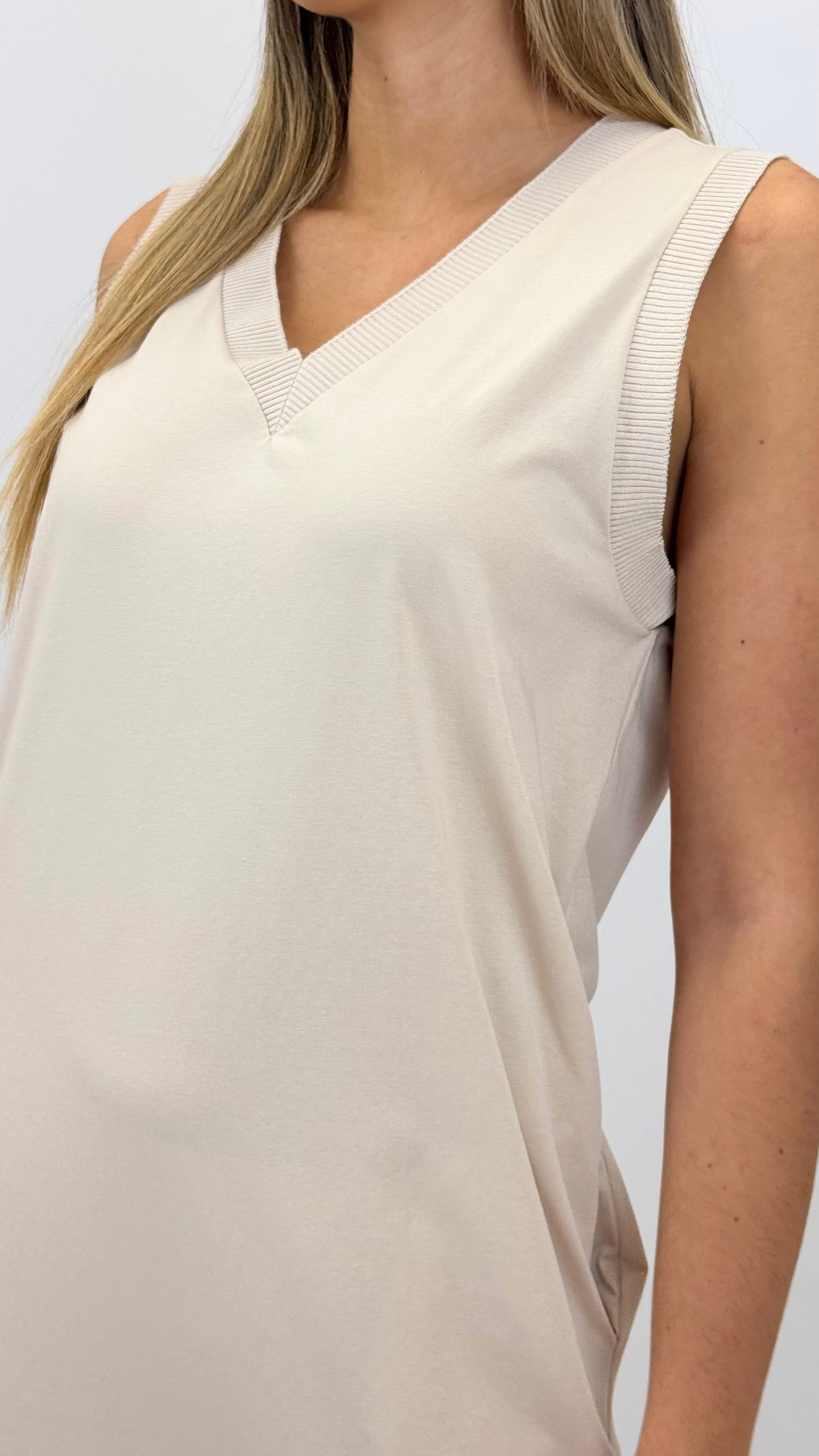 Vestido básico com bolsos Beje