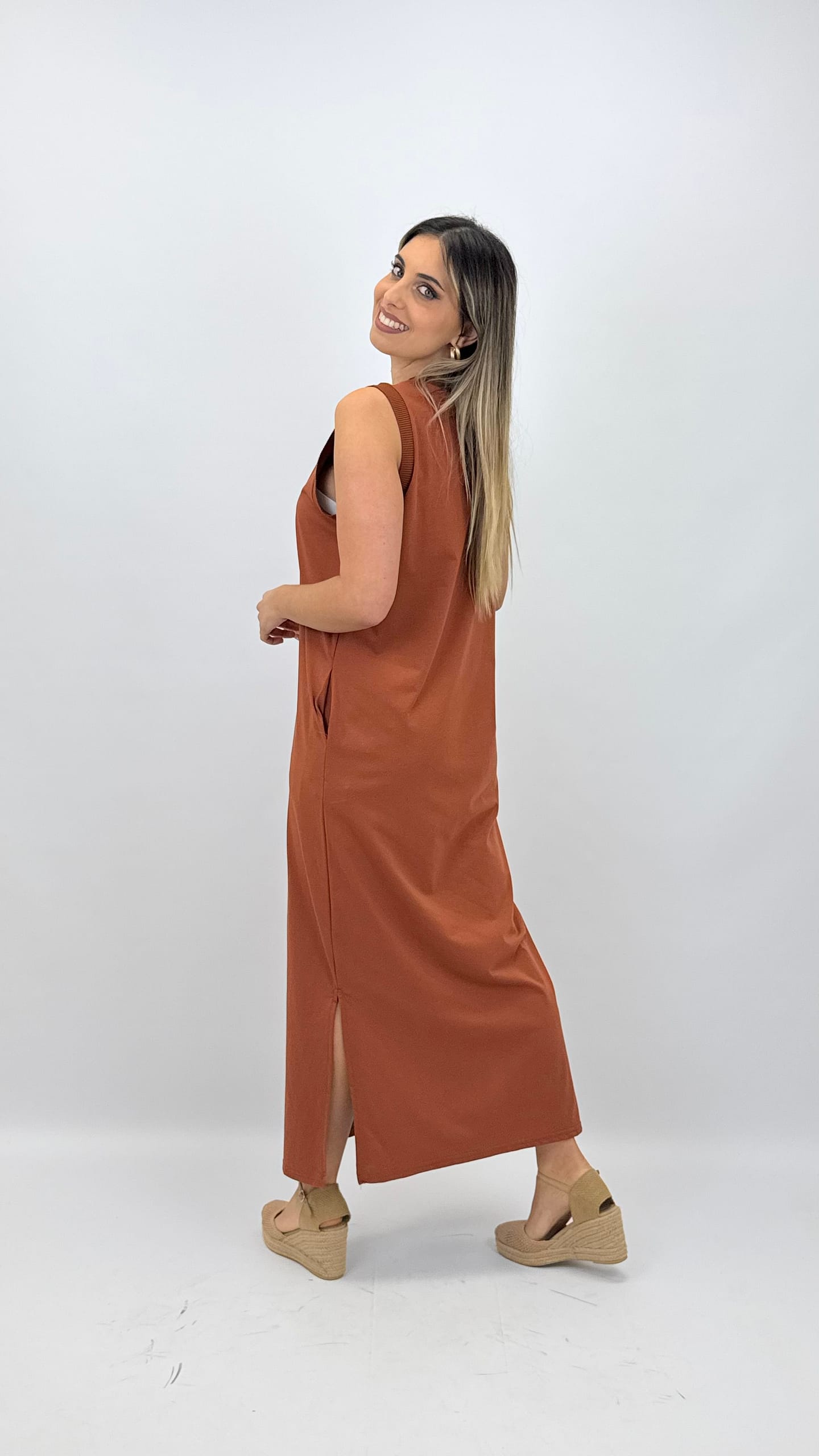 Vestido básico com bolsos Telha