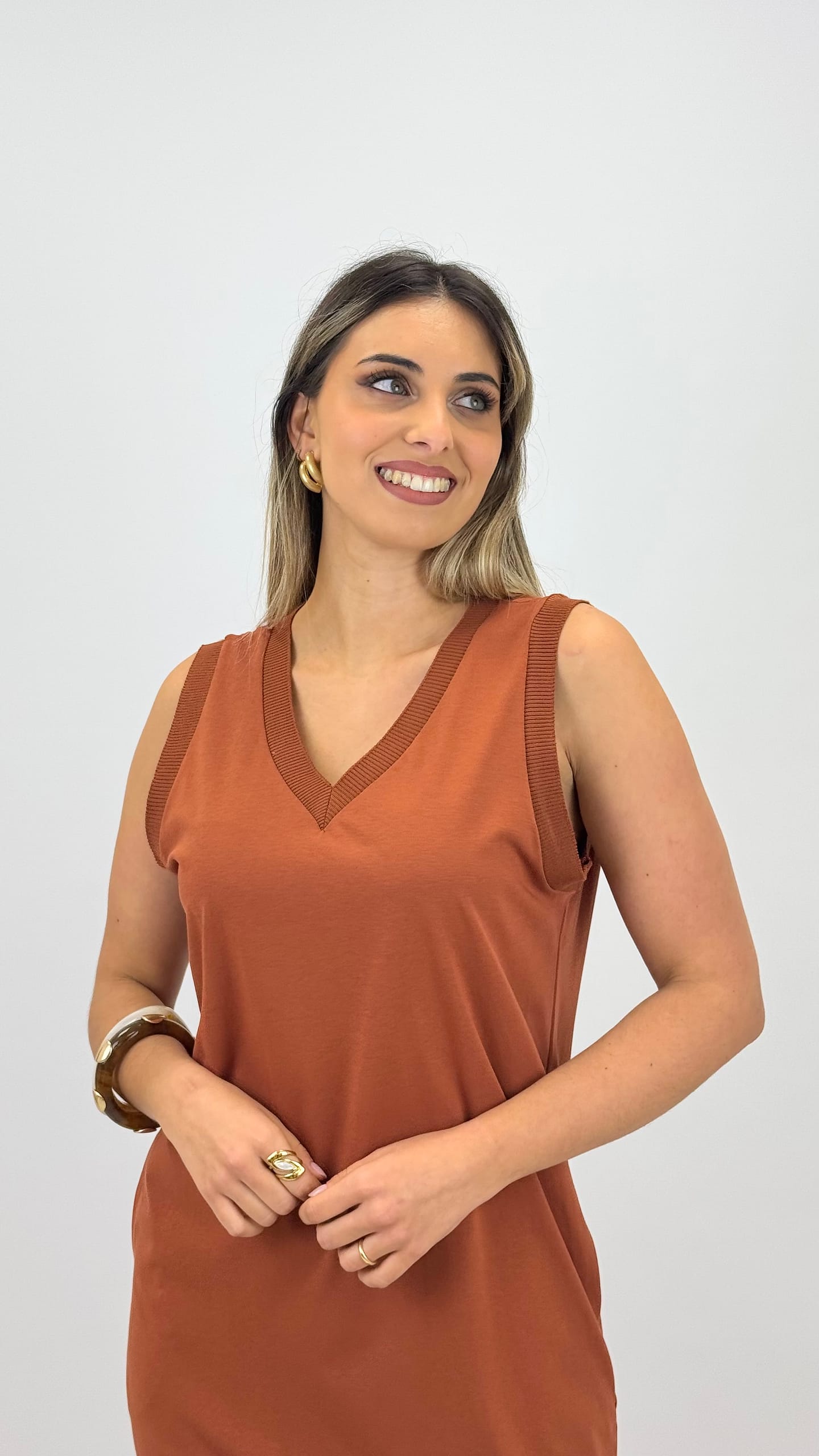 Vestido básico com bolsos Telha