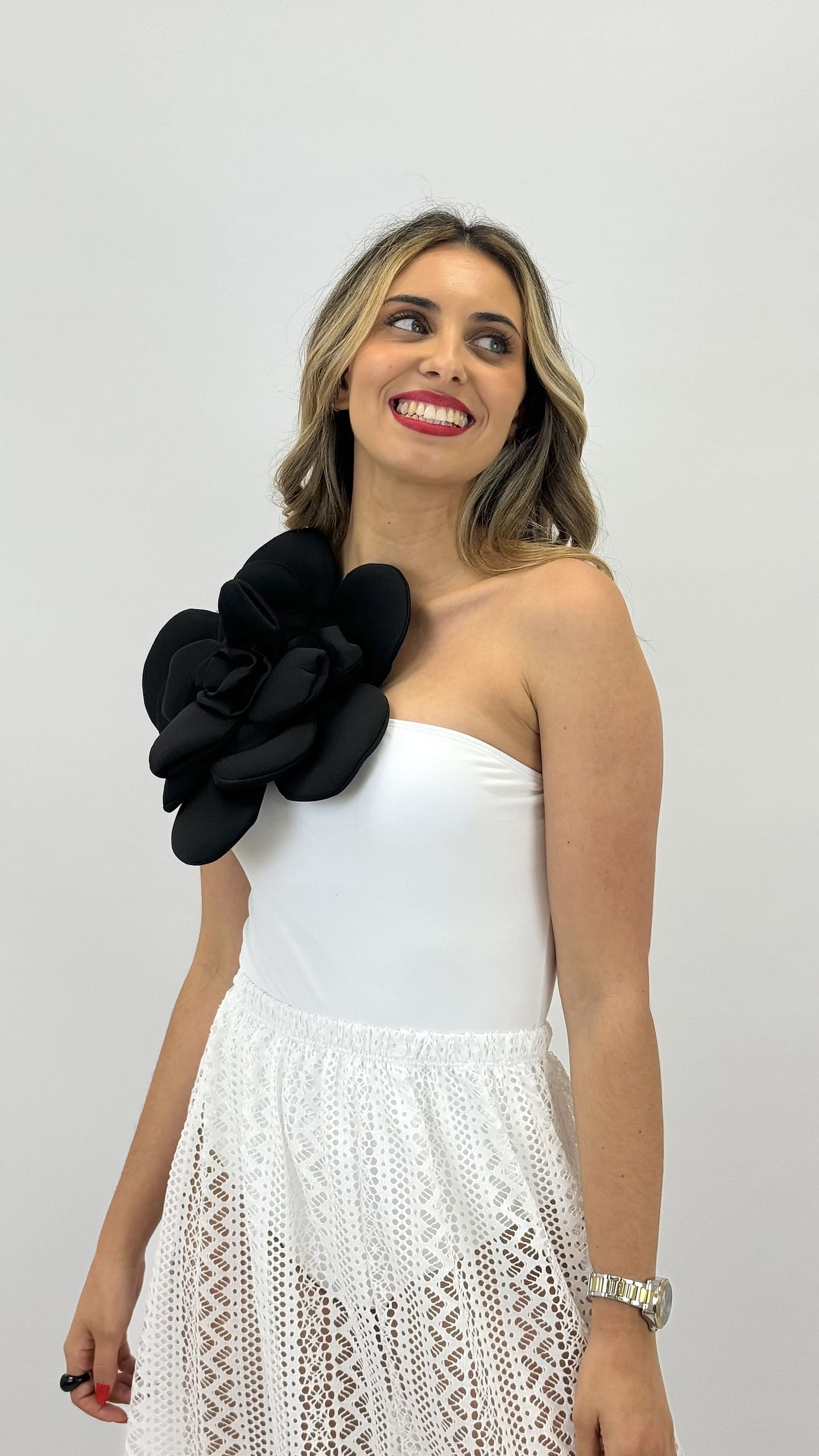 Fato-de-banho branco com flor grande preta