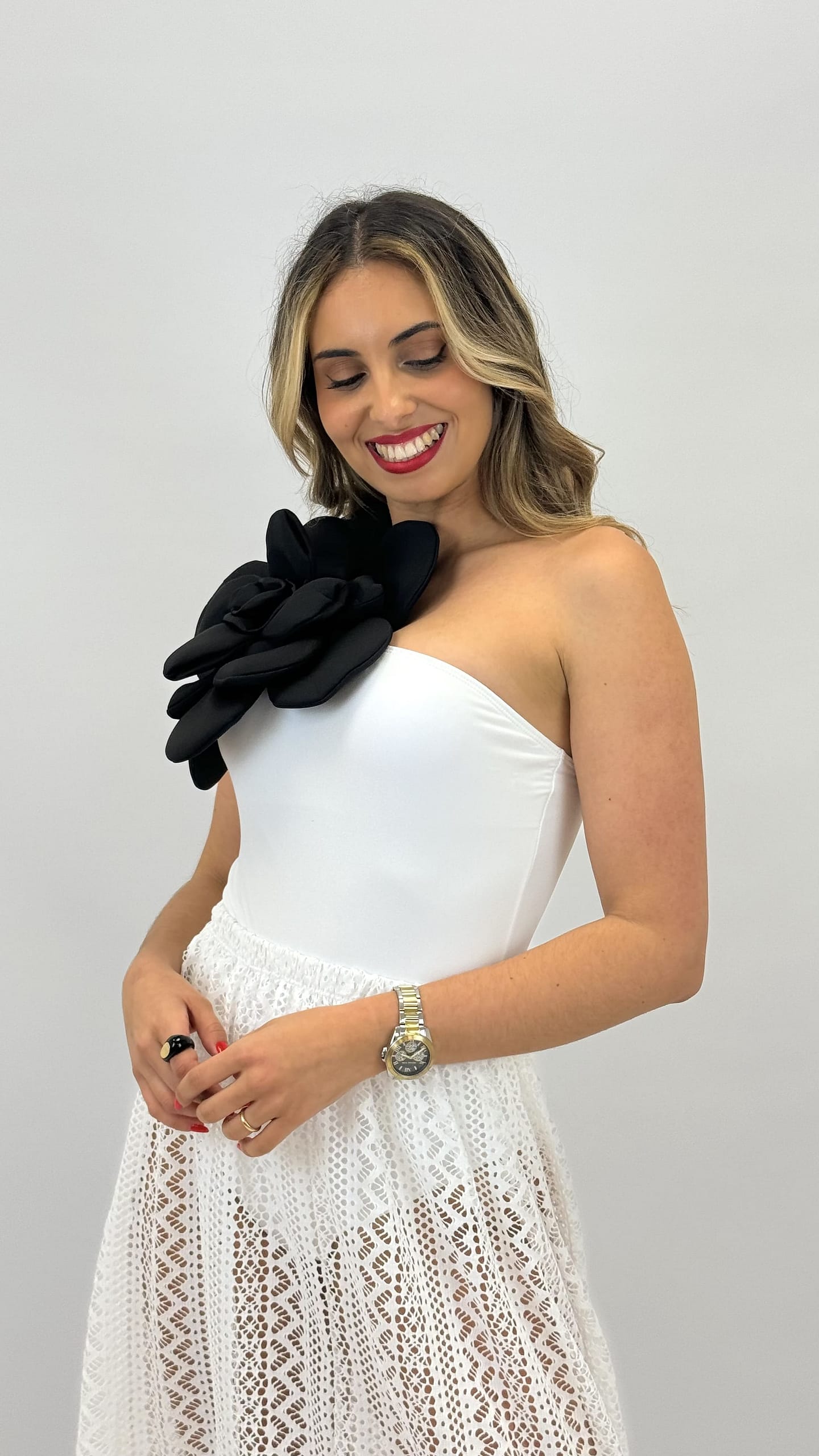 Fato-de-banho branco com flor grande preta