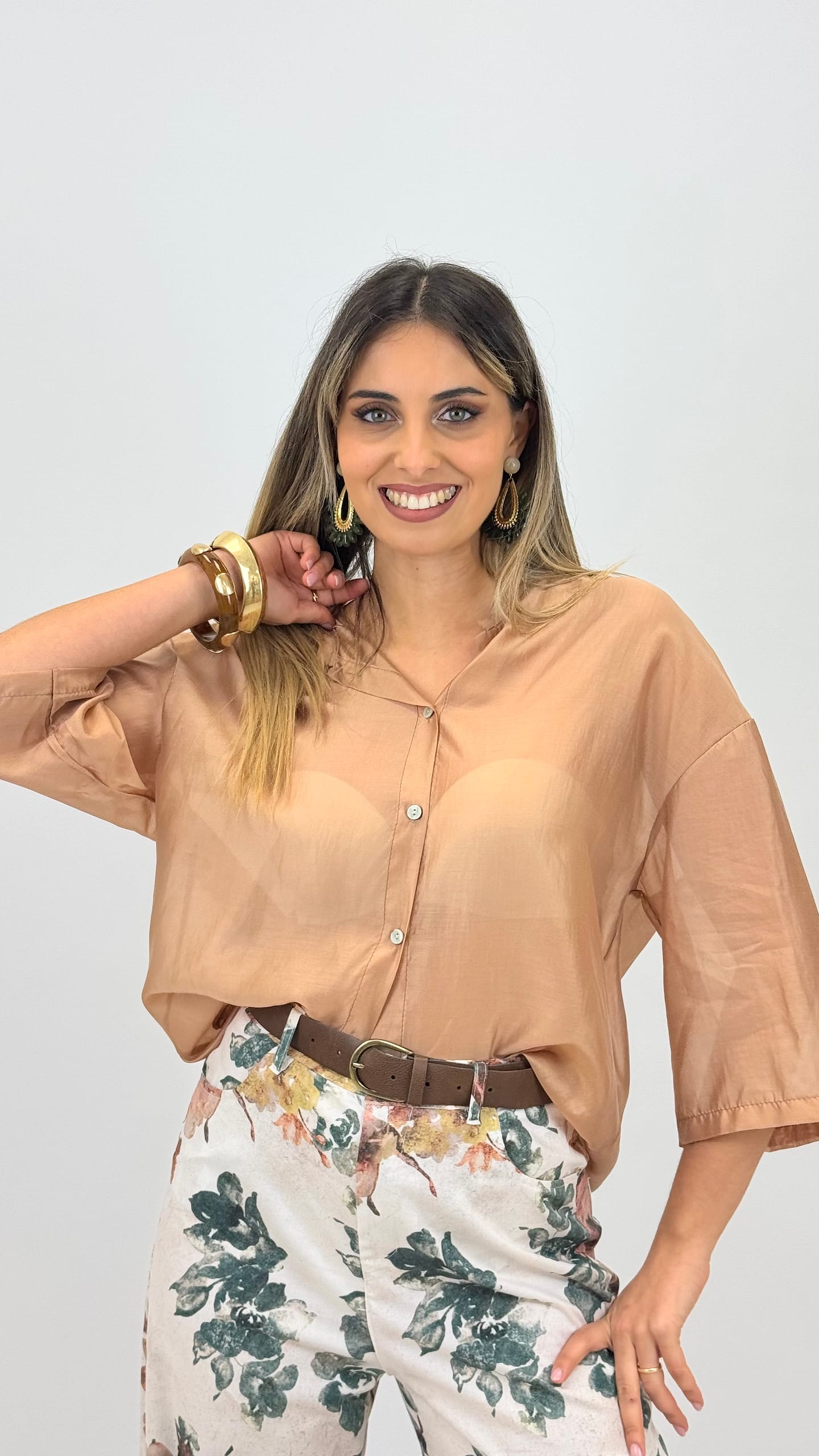 Blusa acetinada camel