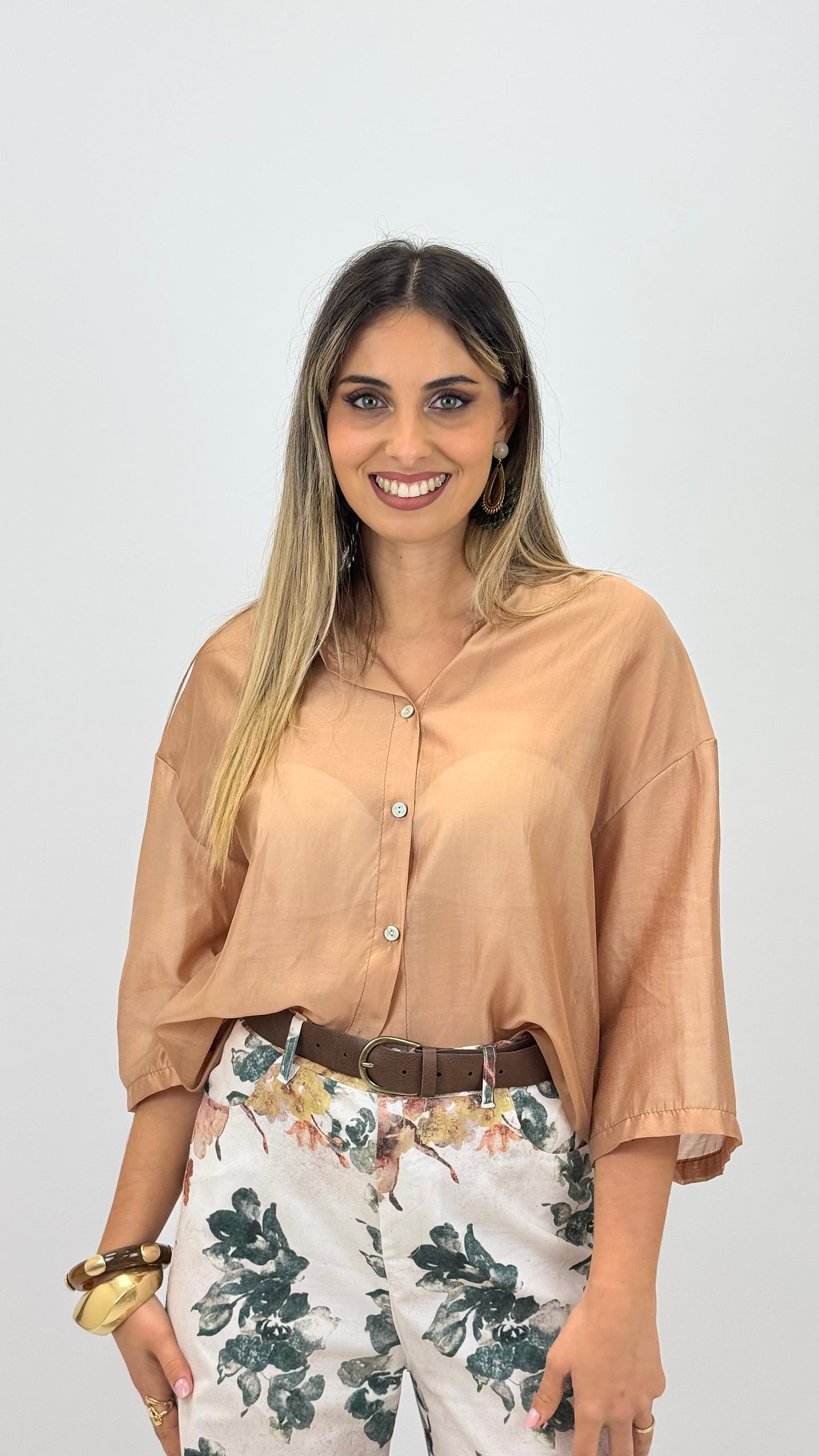 Blusa acetinada camel