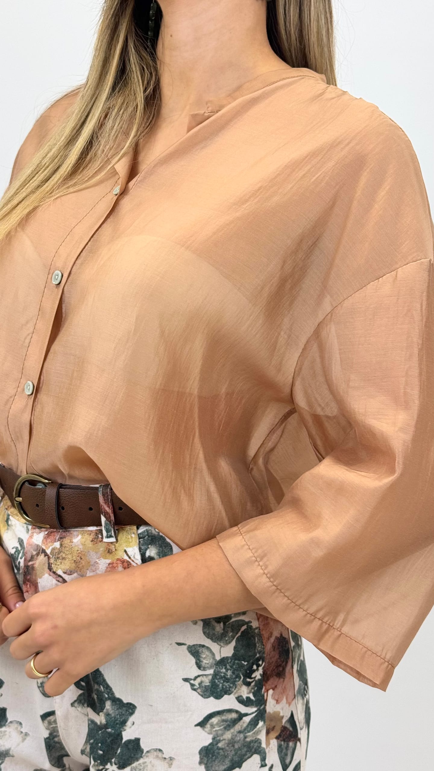 Blusa acetinada camel