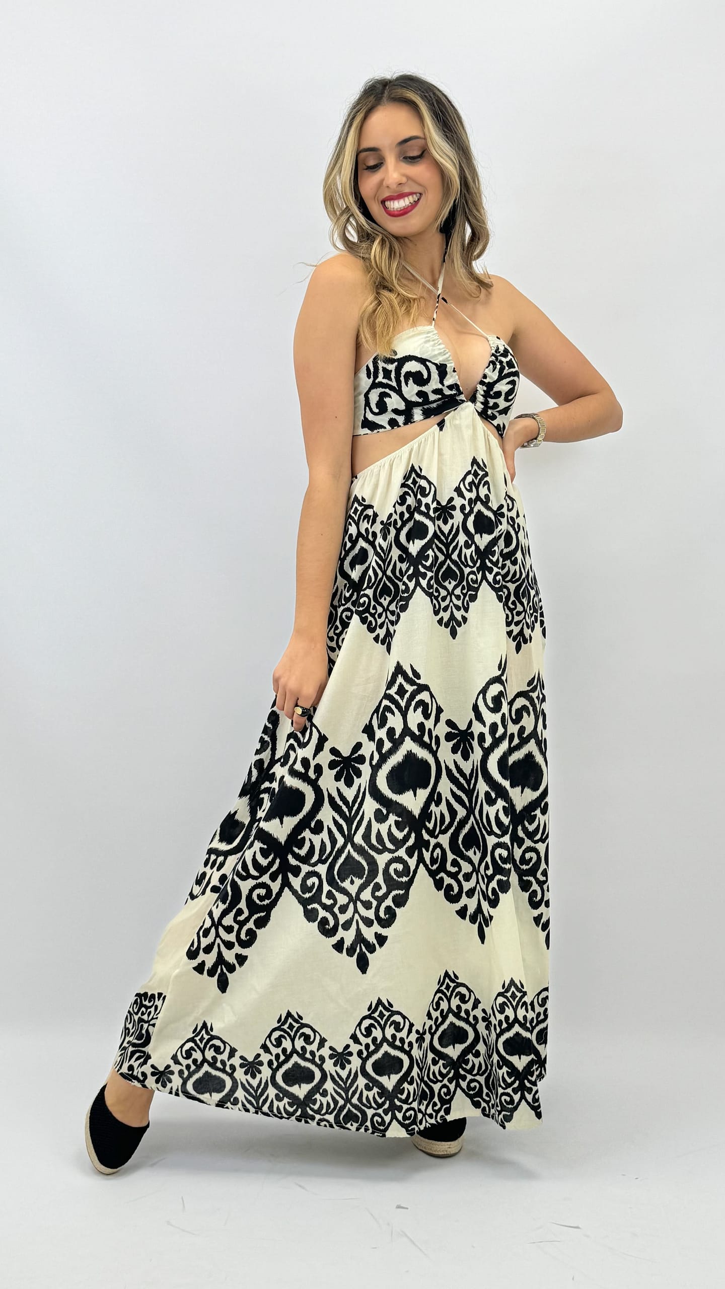 Vestido étnico preto e branco com costas abertas