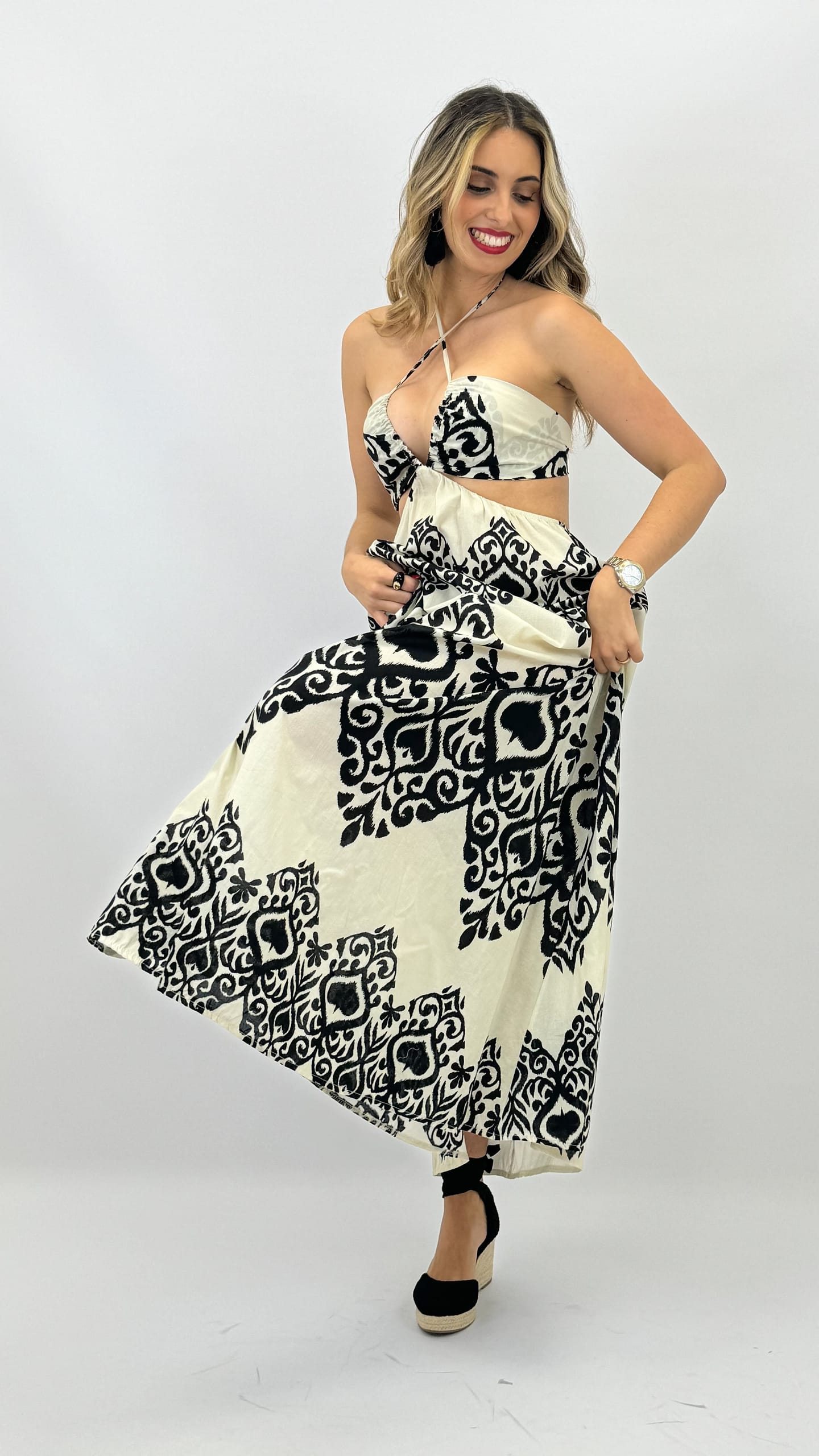 Vestido étnico preto e branco com costas abertas