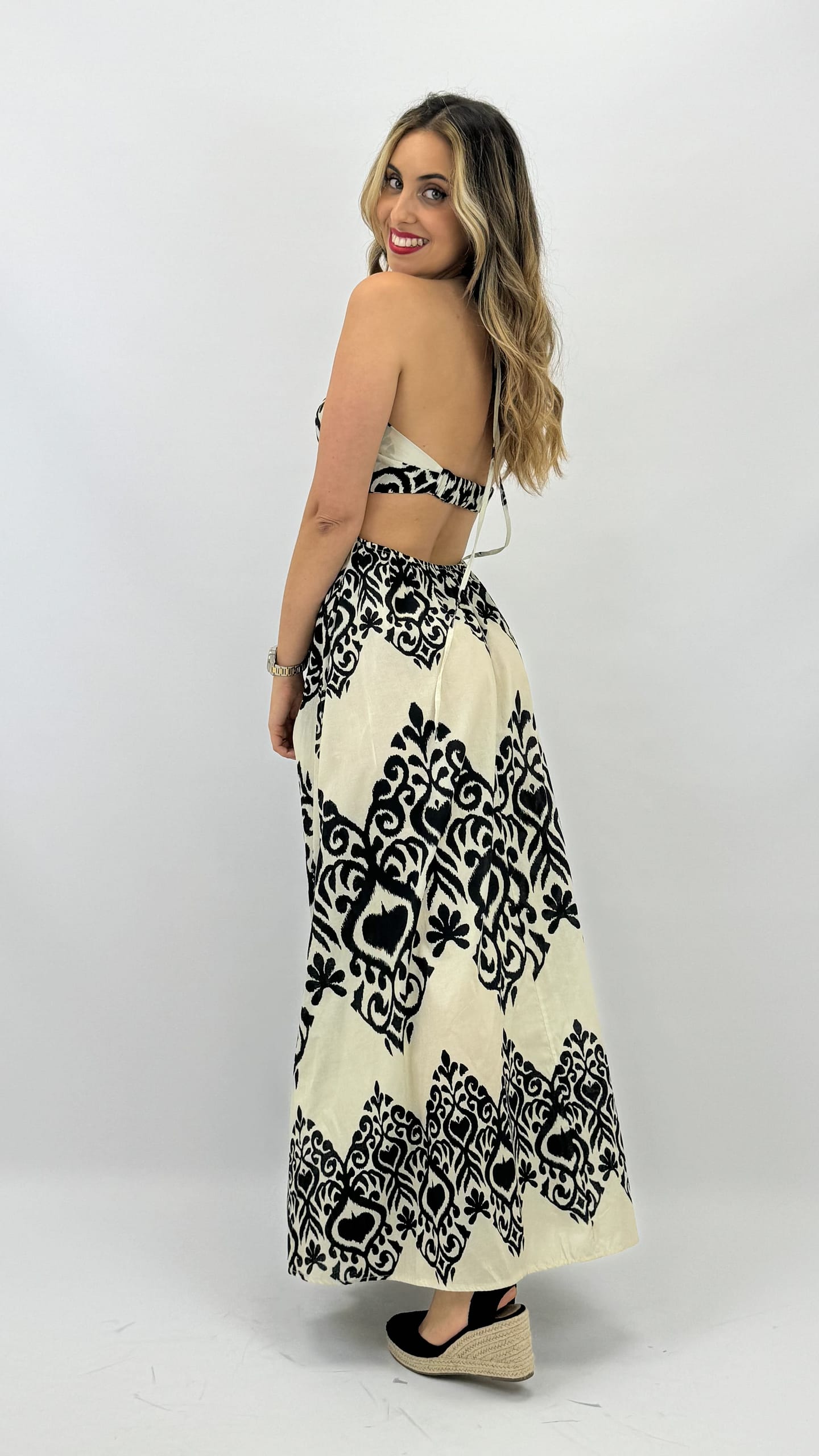 Vestido étnico preto e branco com costas abertas