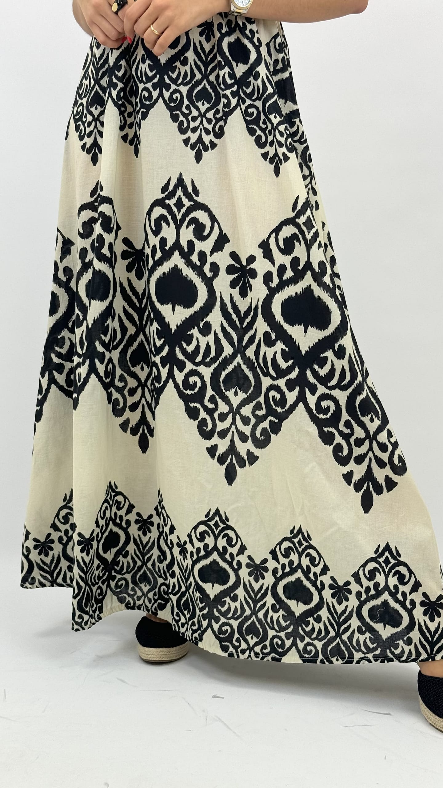 Vestido étnico preto e branco com costas abertas