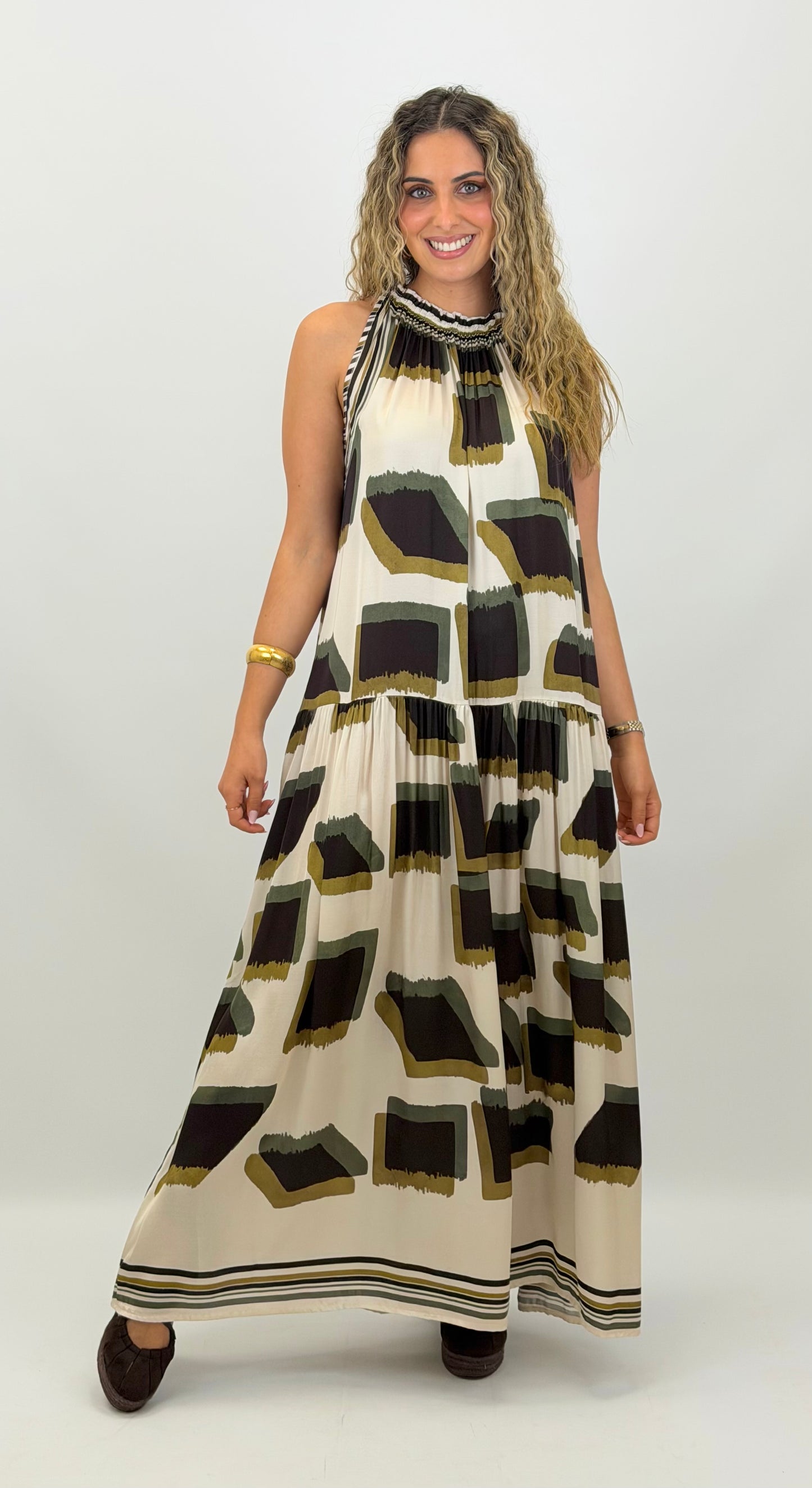 Vestido cavado fundo creme estampados tons castanho e verde