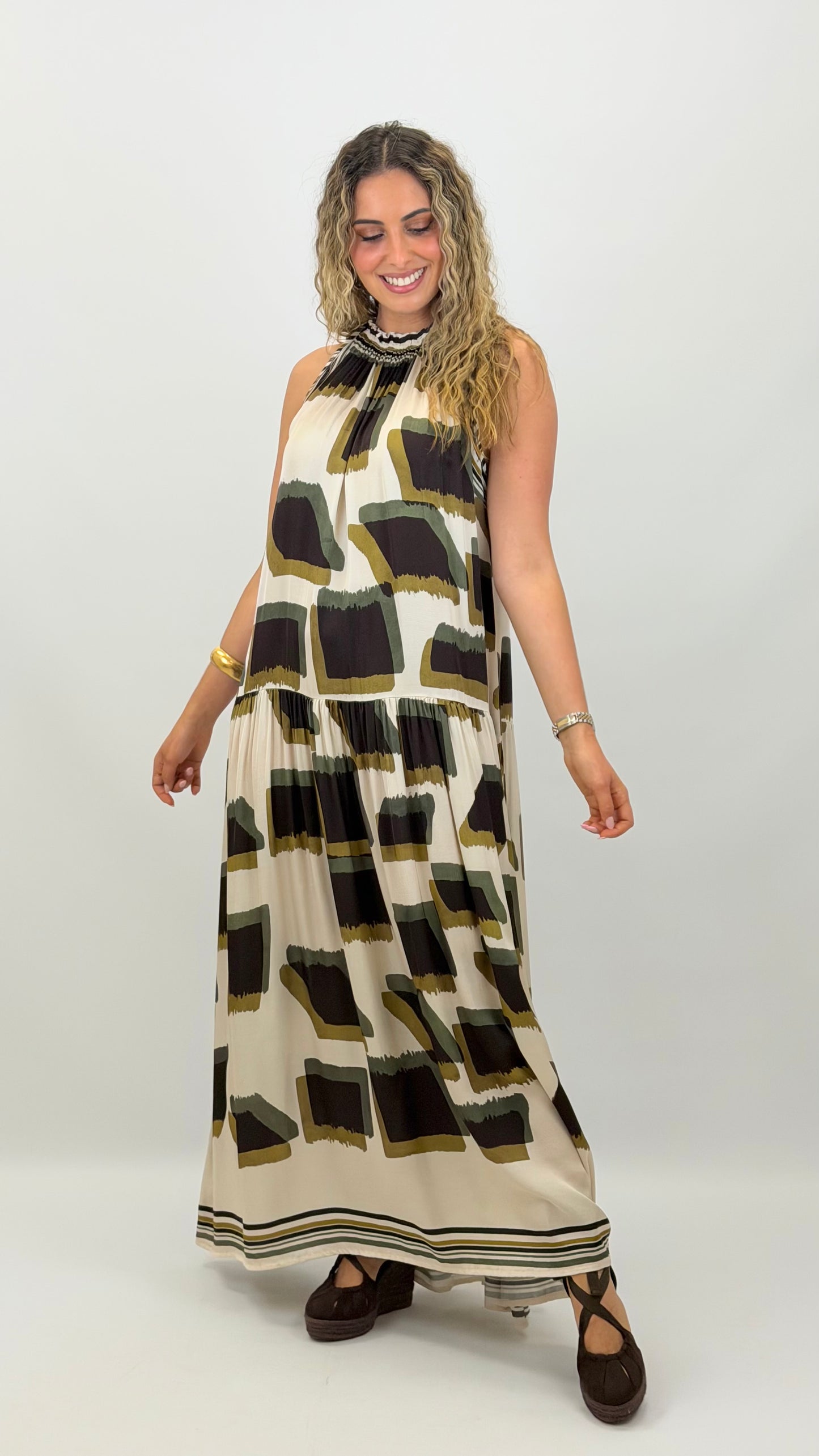 Vestido cavado fundo creme estampados tons castanho e verde