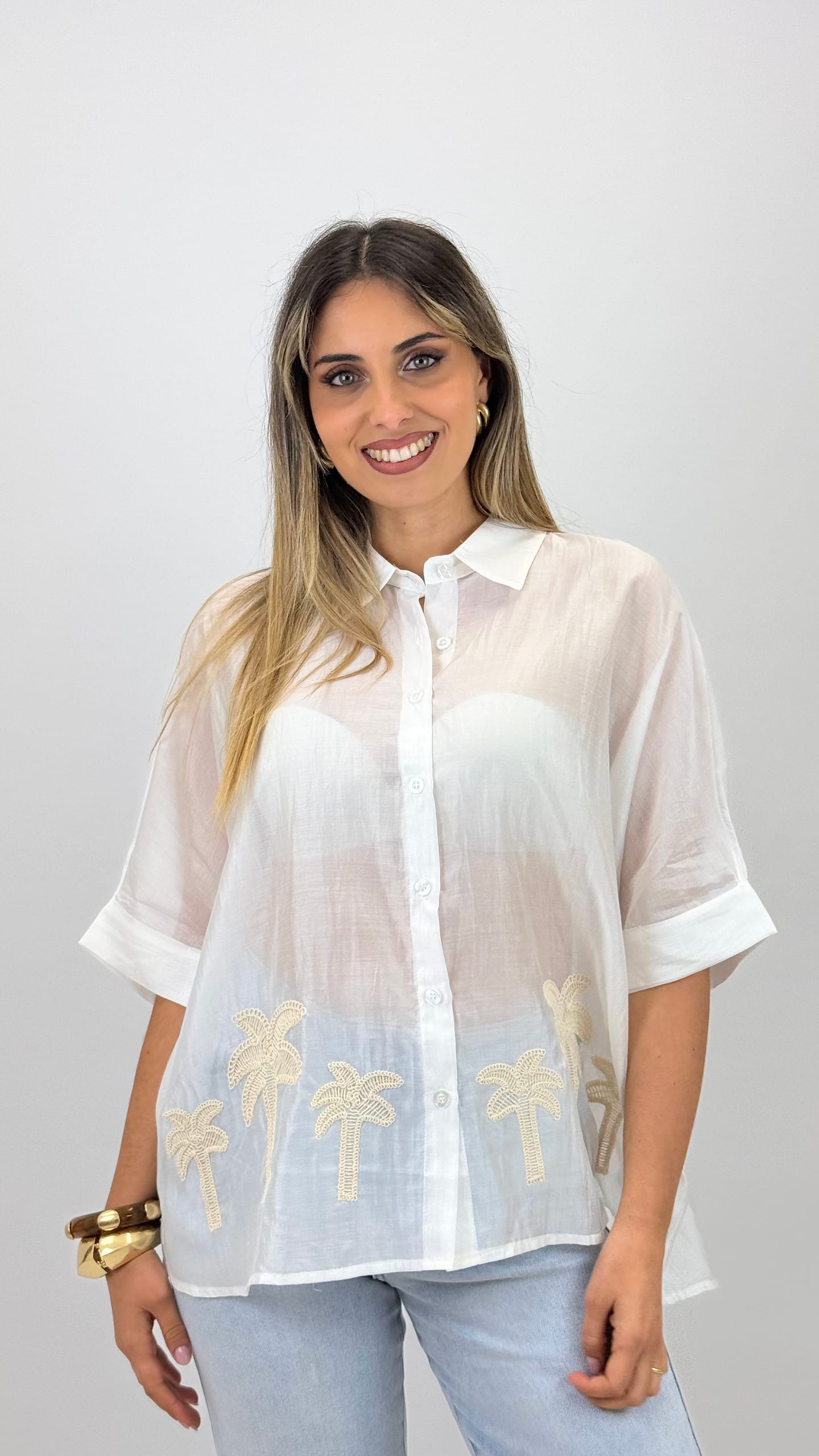 Camisa branca com palmeiras bordadas
