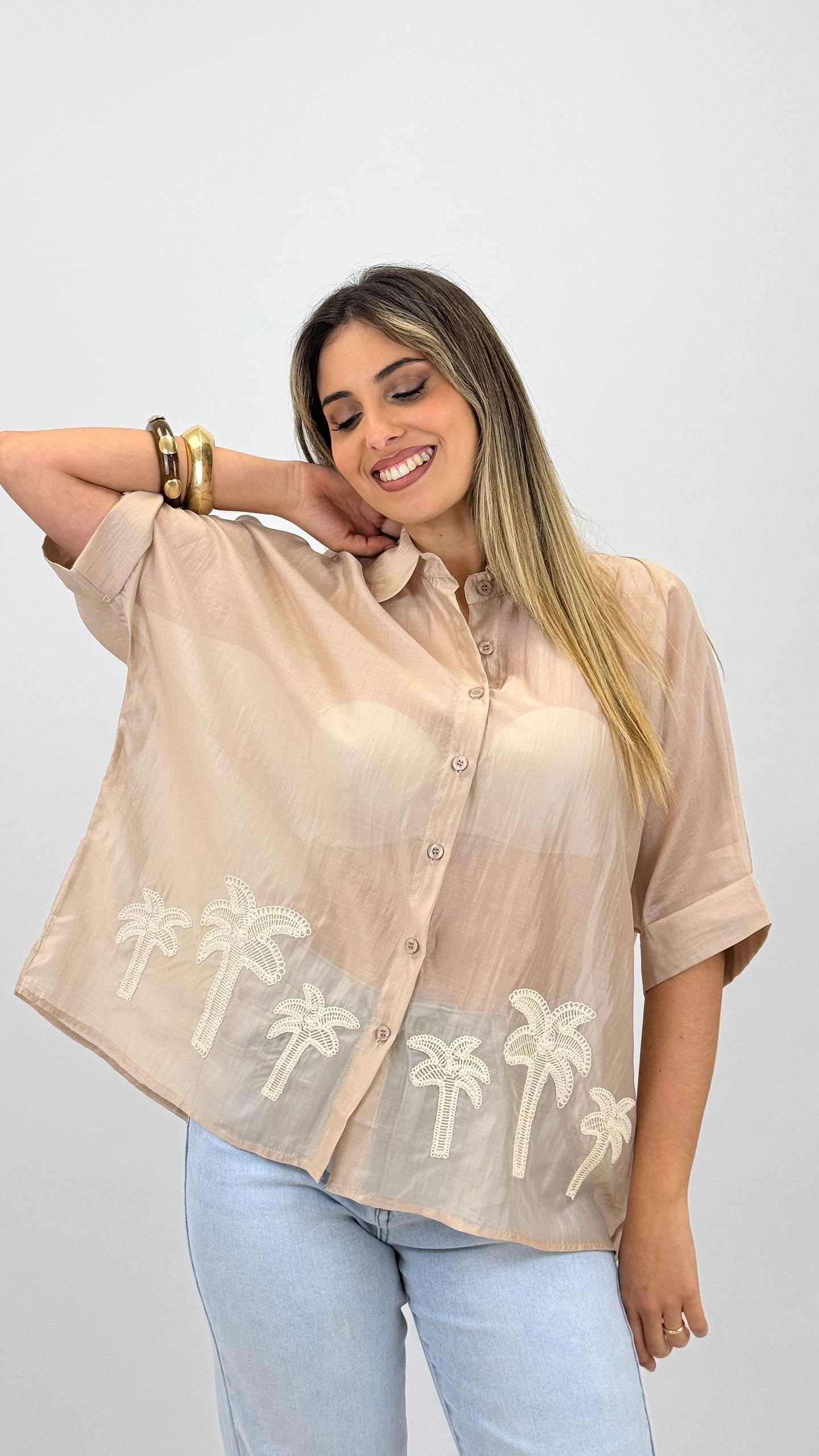 Camisa bege com palmeiras bordadas