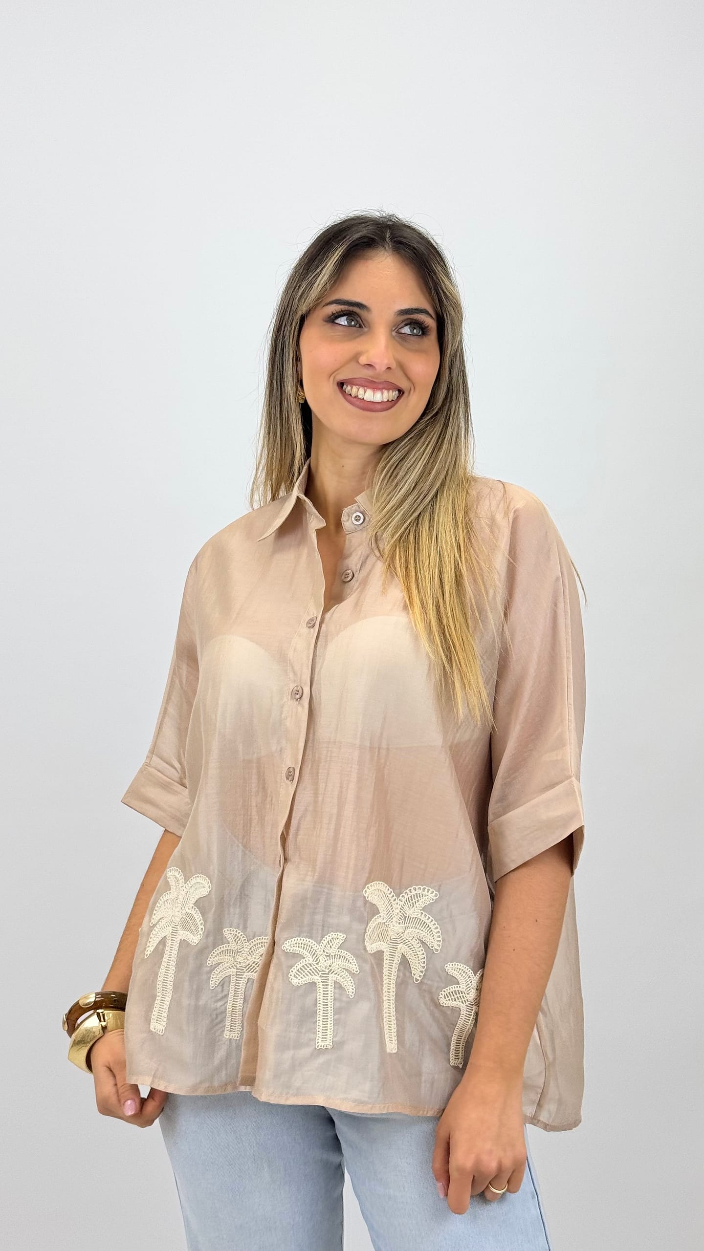 Camisa bege com palmeiras bordadas
