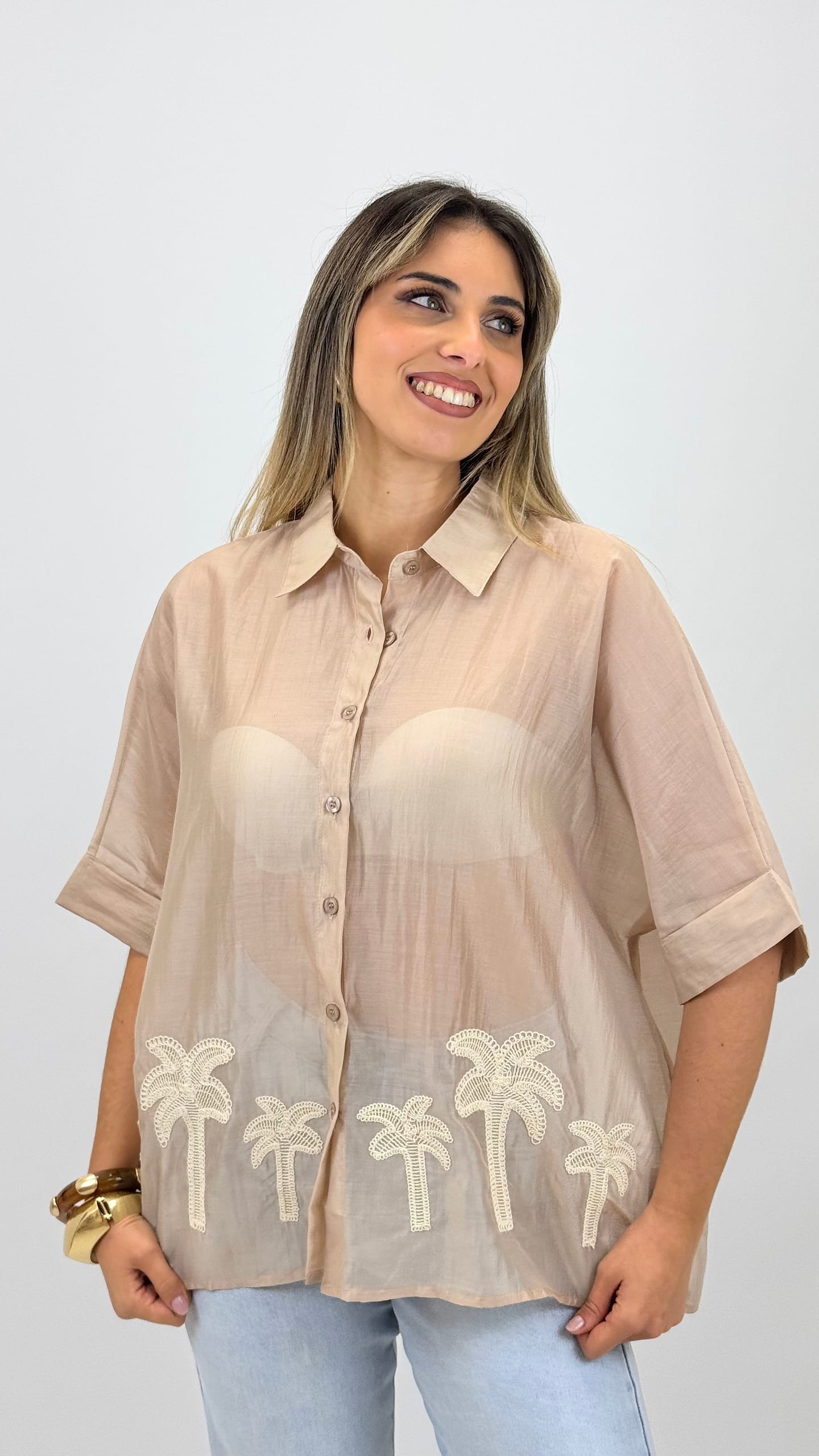 Camisa bege com palmeiras bordadas