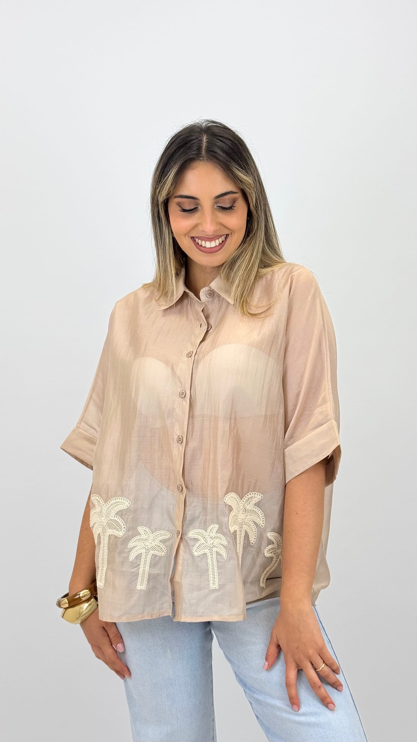Camisa bege com palmeiras bordadas