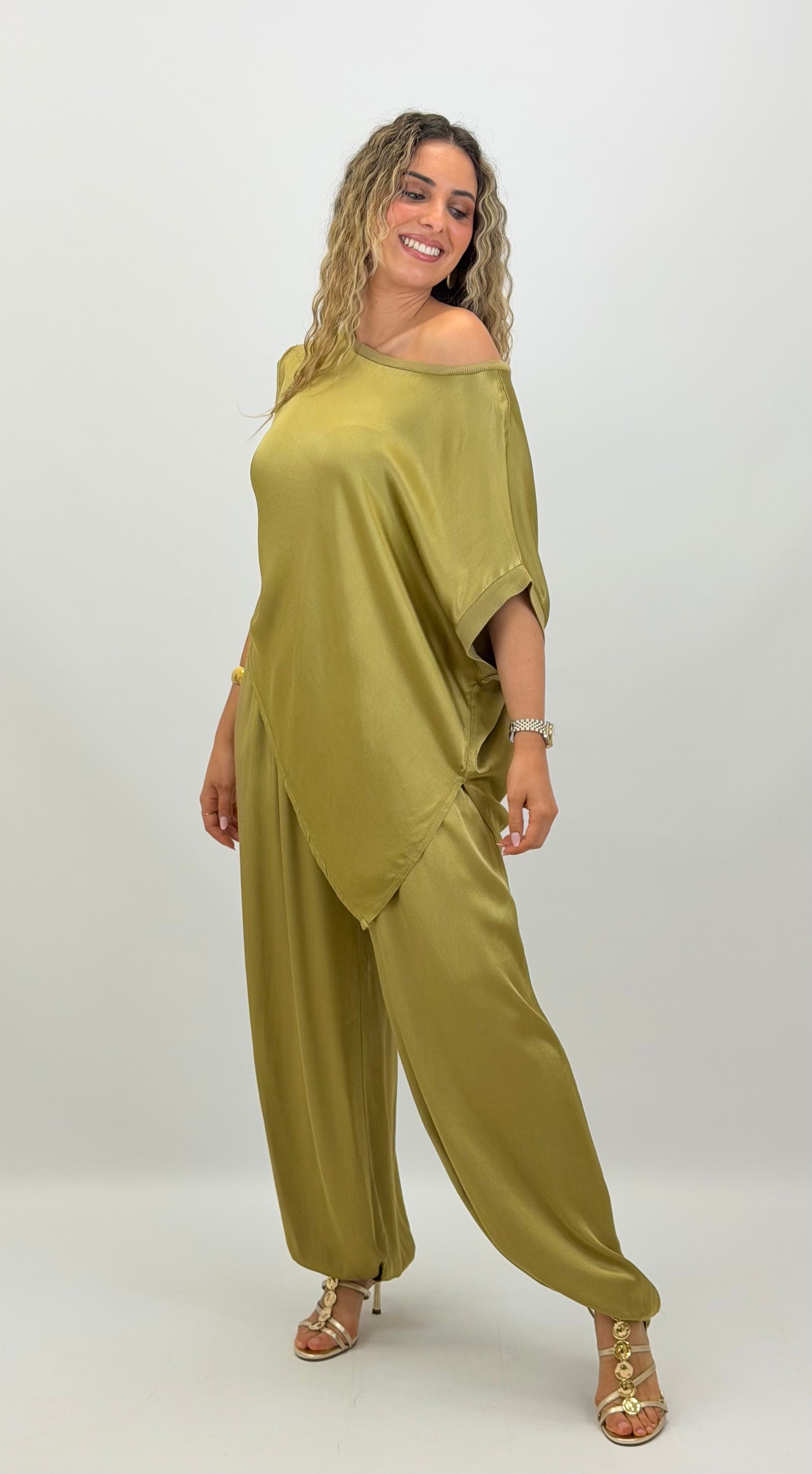 Blusa acetinada assimétrica verde-pistachio