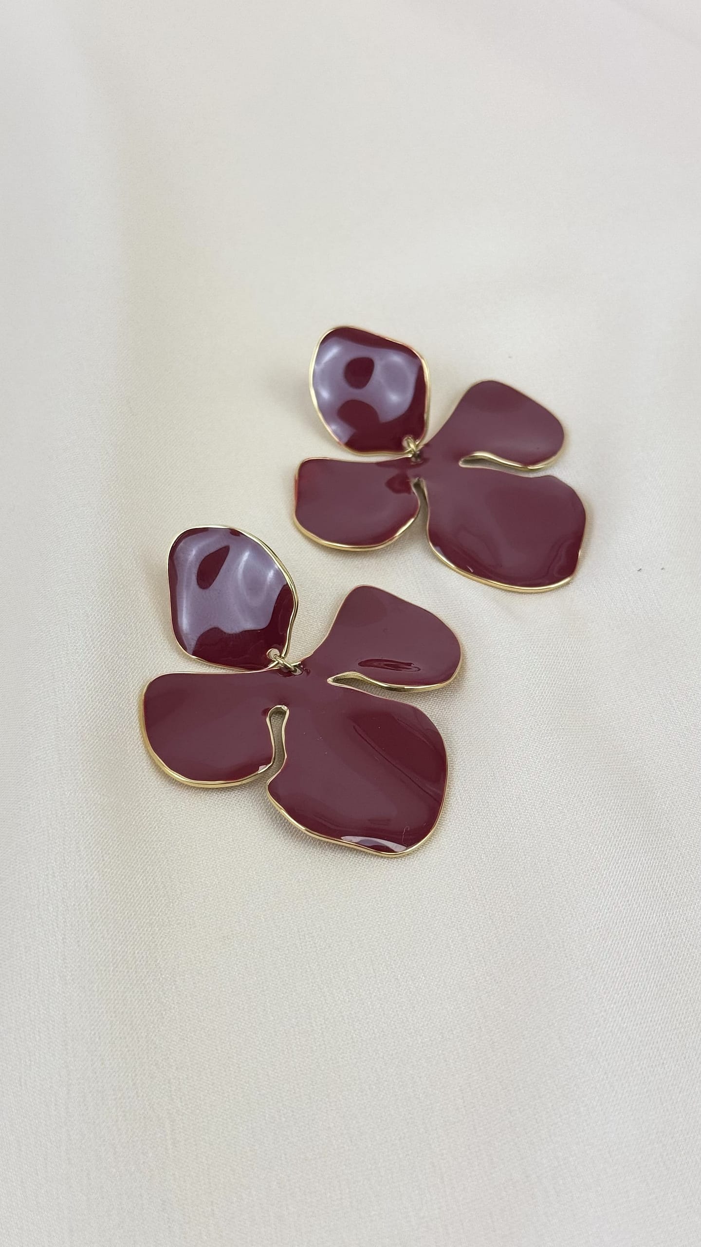 Brincos aço dourado flor bordeaux