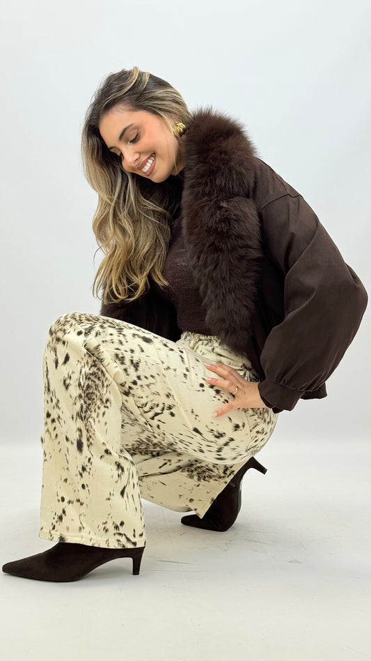 Calça de sarja pérola com estampado abstrato castanho