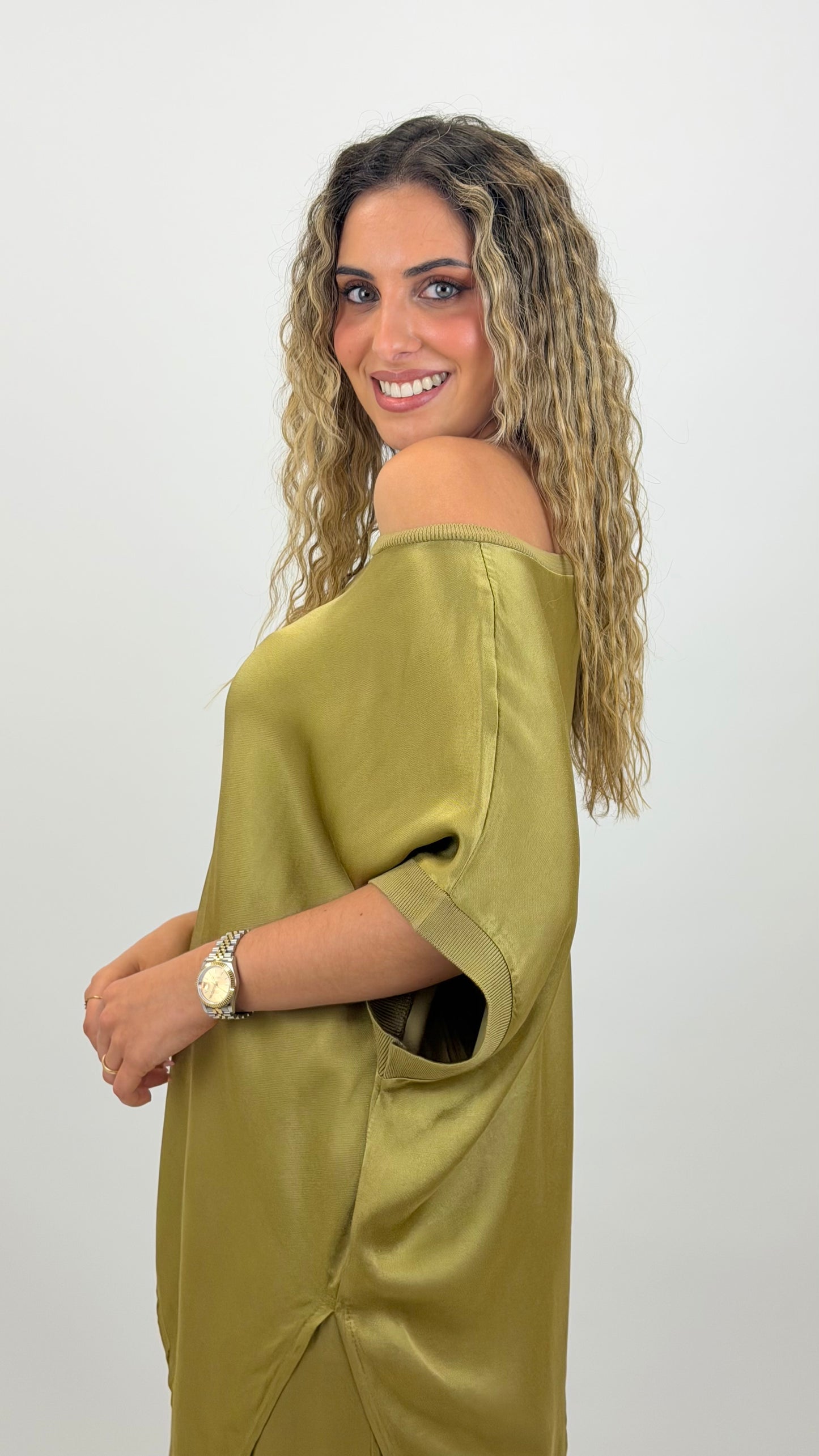 Blusa acetinada assimétrica verde-pistachio