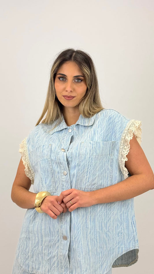 Blusa azul-bebé com detalhe de bordados