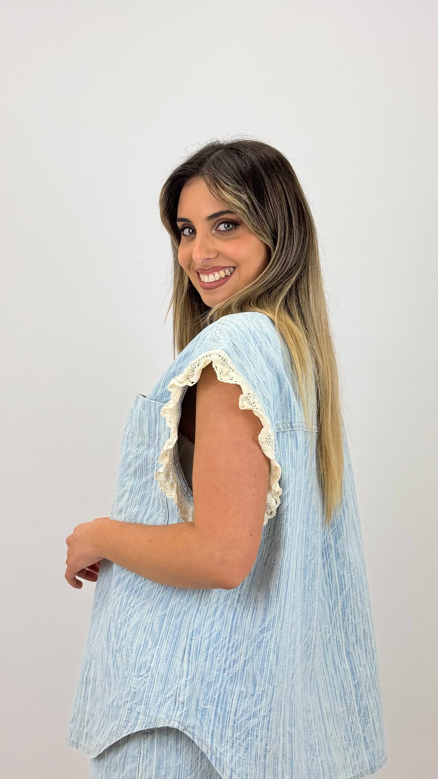 Blusa azul-bebé com detalhe de bordados