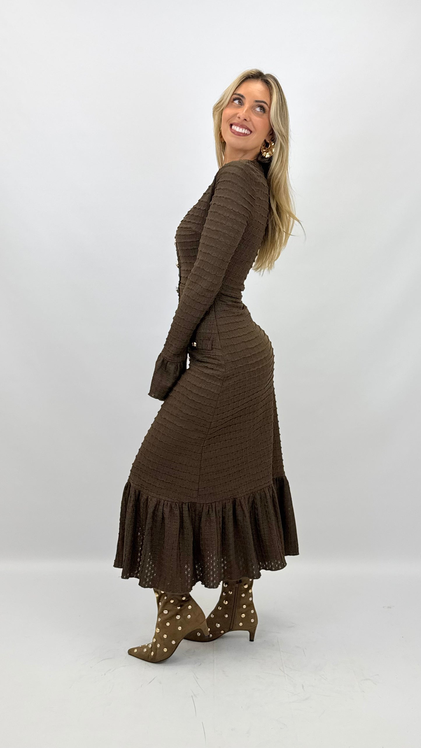Vestido justo castanho com botões dourados