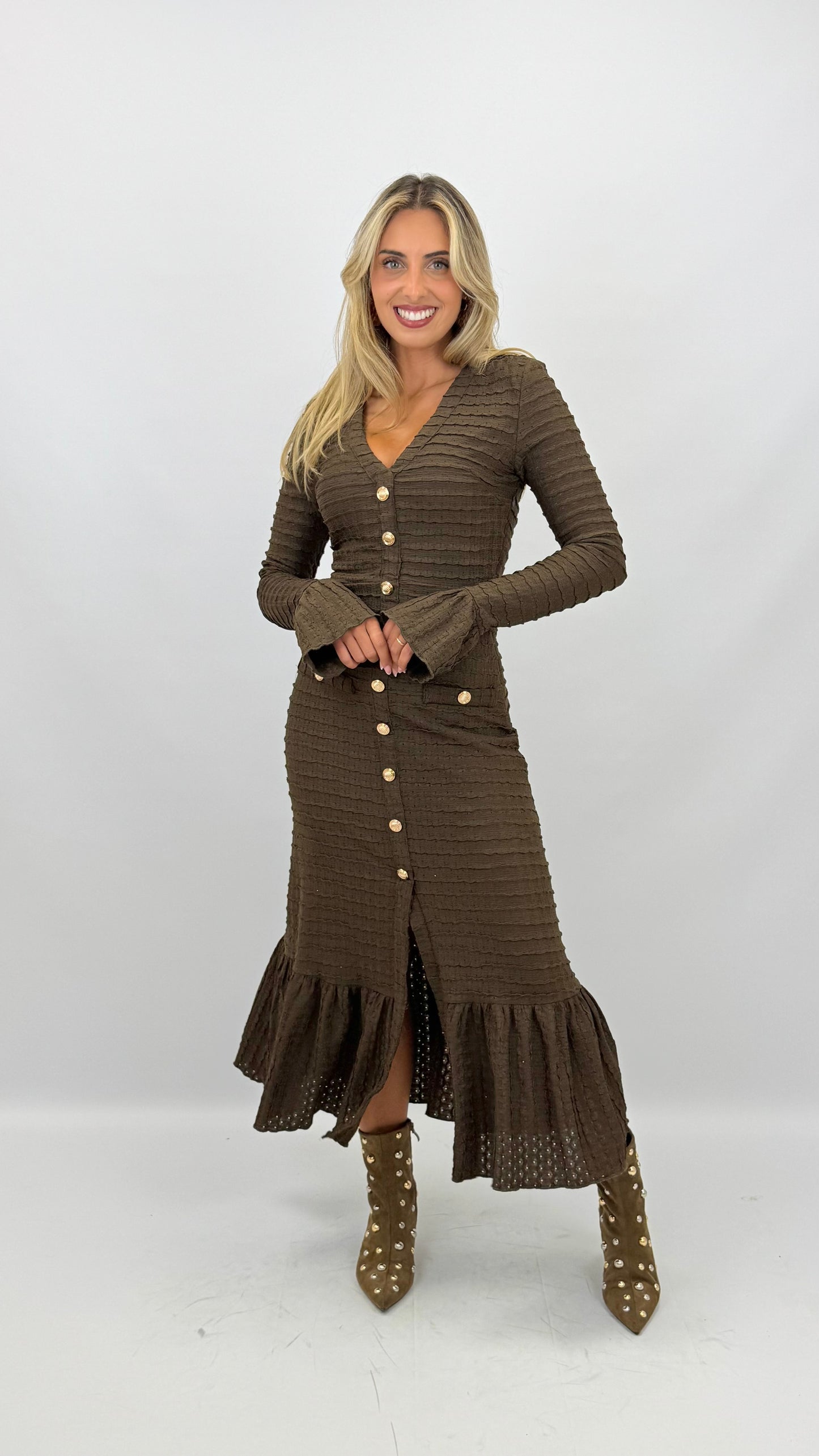 Vestido justo castanho com botões dourados