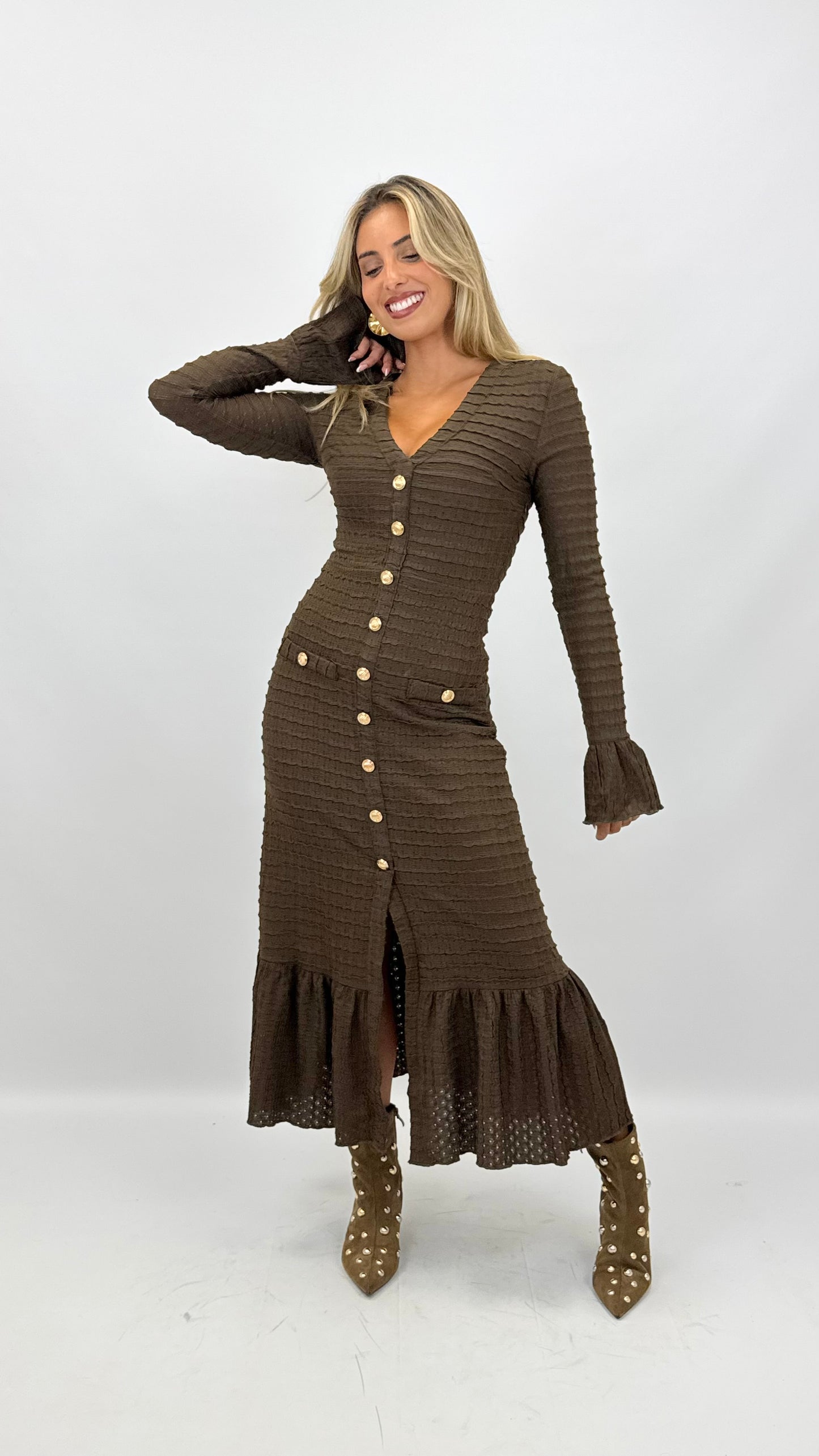Vestido justo castanho com botões dourados